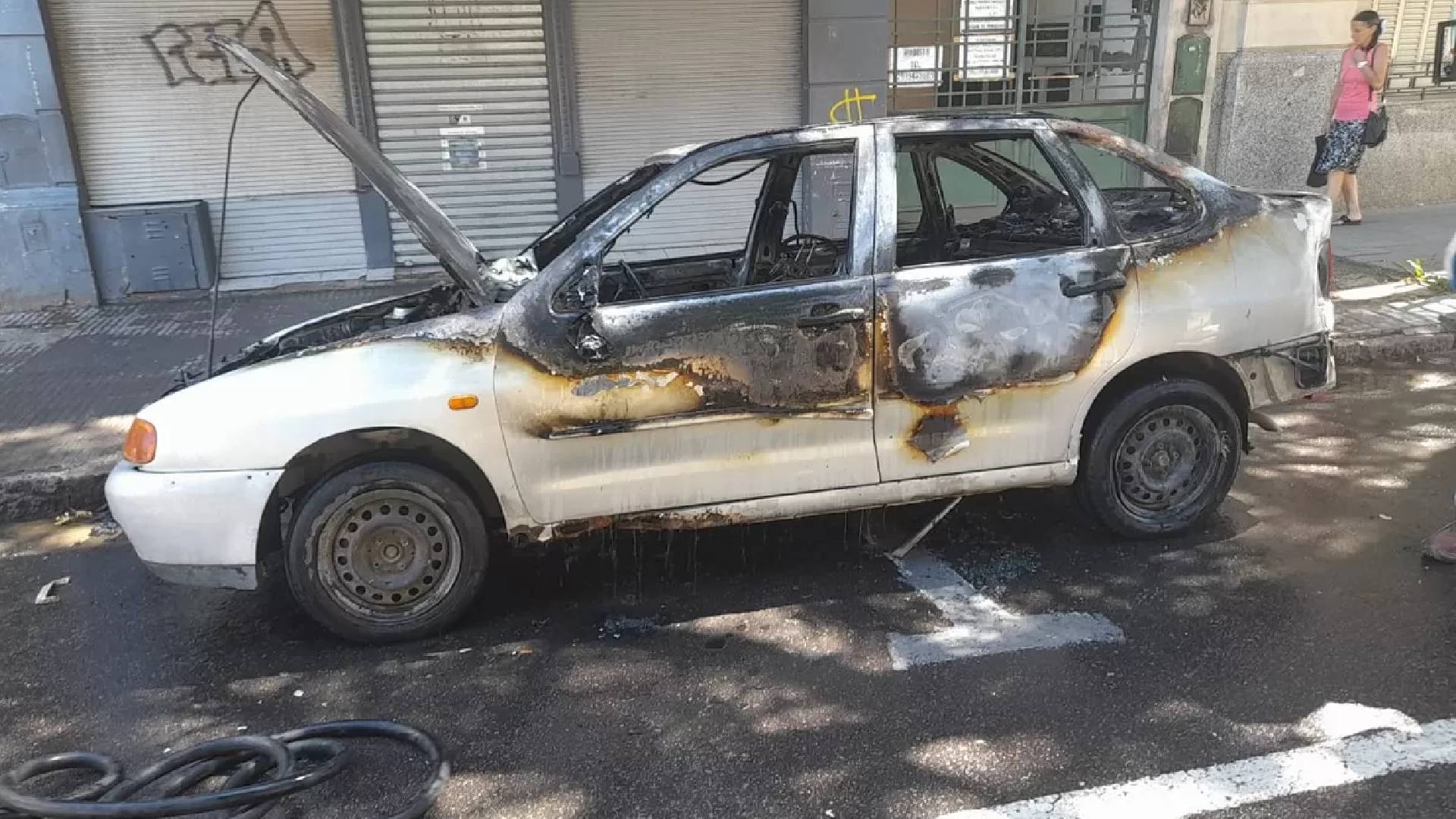 Un hombre prendió fuego su auto para evitar que se lo secuestren a causa de una infracción (Fotos: La brújula 24)