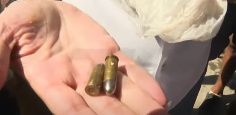 La balas halladas por los vecinos en el búnker en las manos de un periodista de TN (Captura TN)
