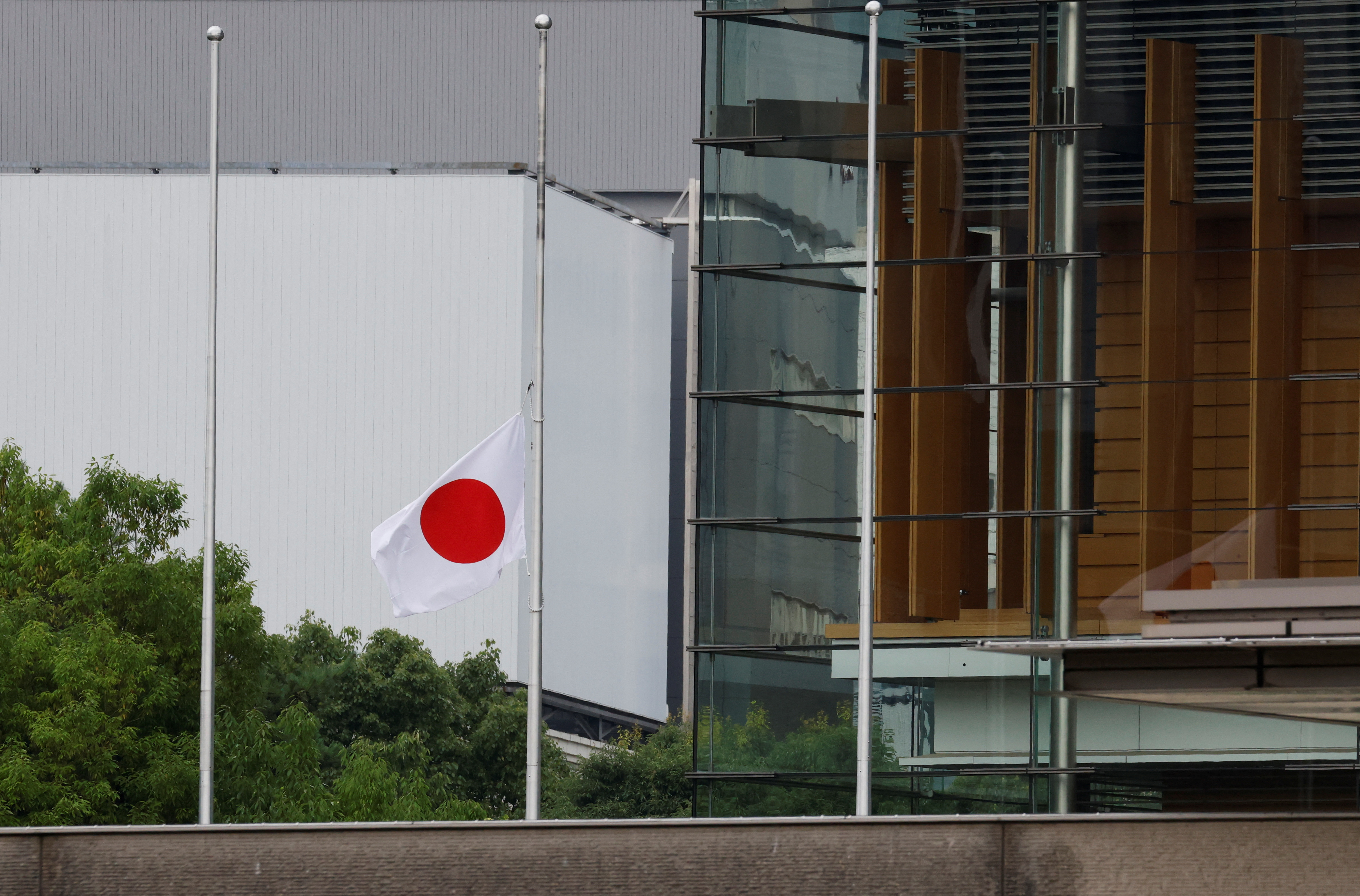 La bandera de Japón a media asta por el funeral de Shinzo Abe