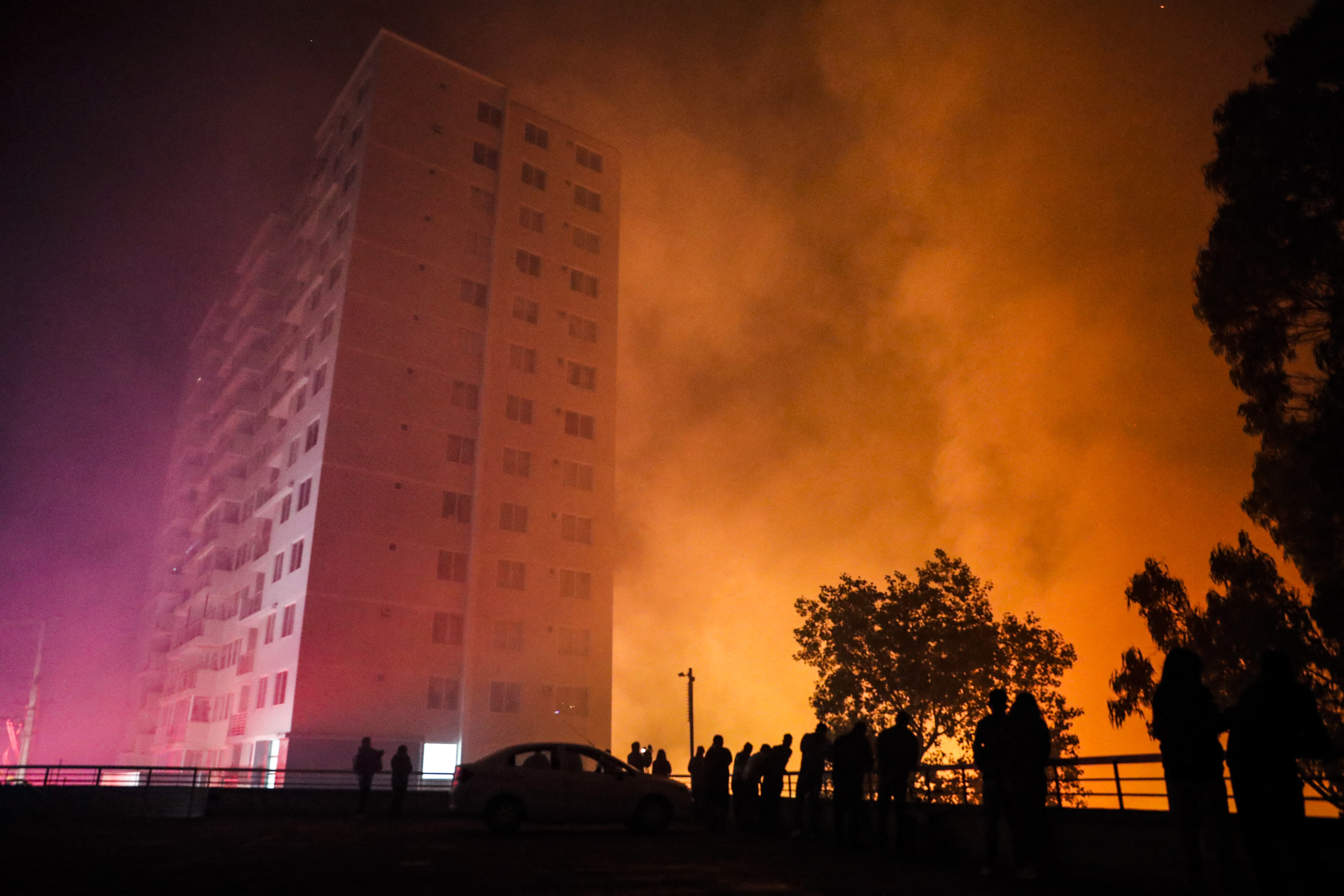 El fuego muy cerca de un edificio en Viña del Mar (JAVIER TORRES / AFP)