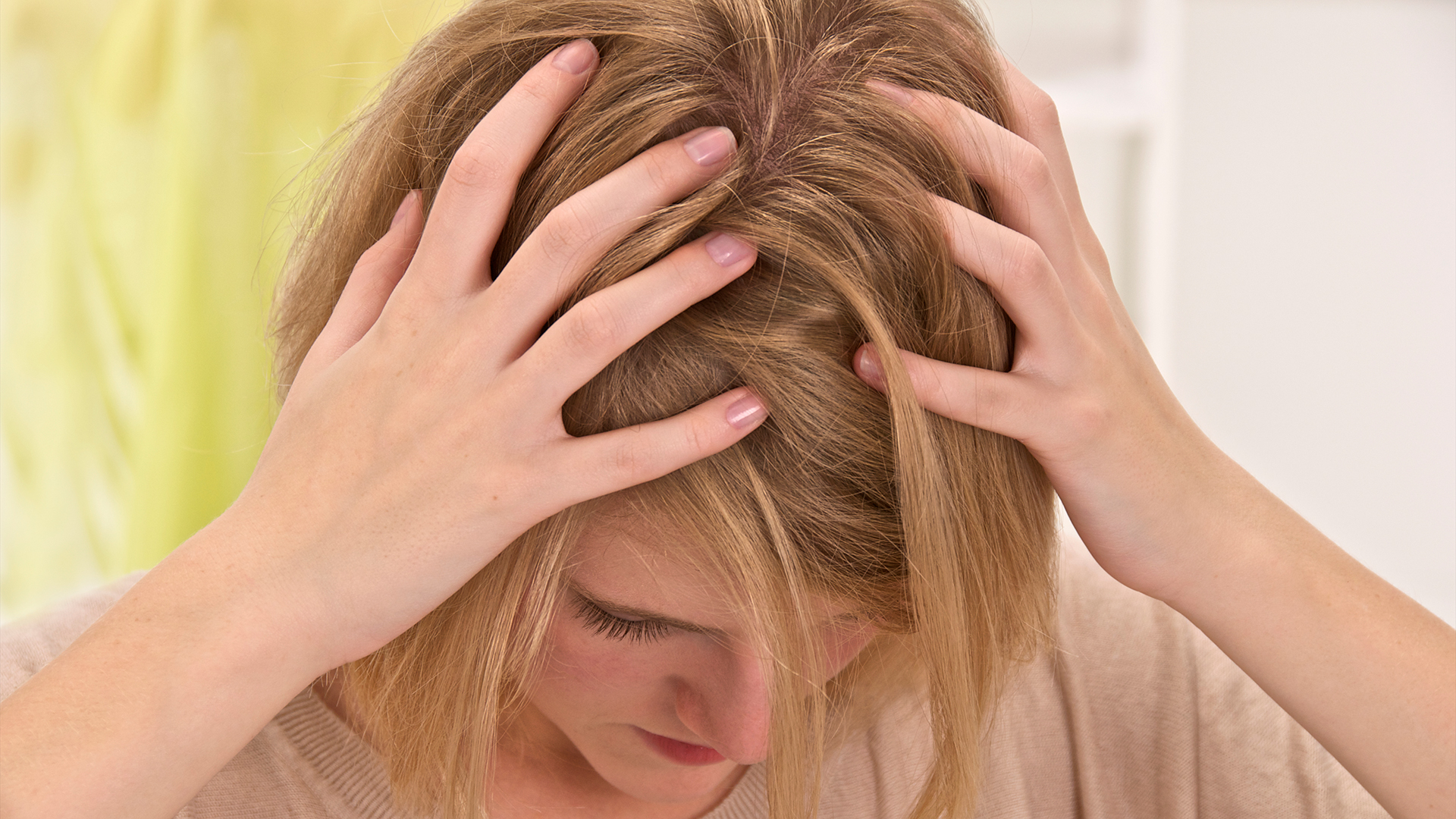 Uno de los secretos de un pelo saludable es masajear el cuero cabelludo para estimular la circulación sanguínea (Getty)