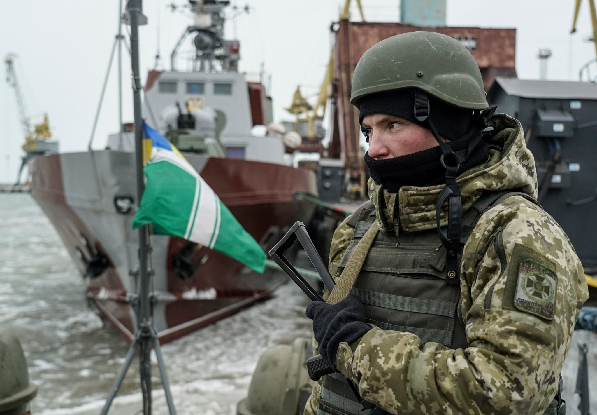 Un militar ucraniano a bordo de un buque guardacostas en el puerto de Mariupol, en el Mar de Azov (AP /Evgeniy Maloletka)