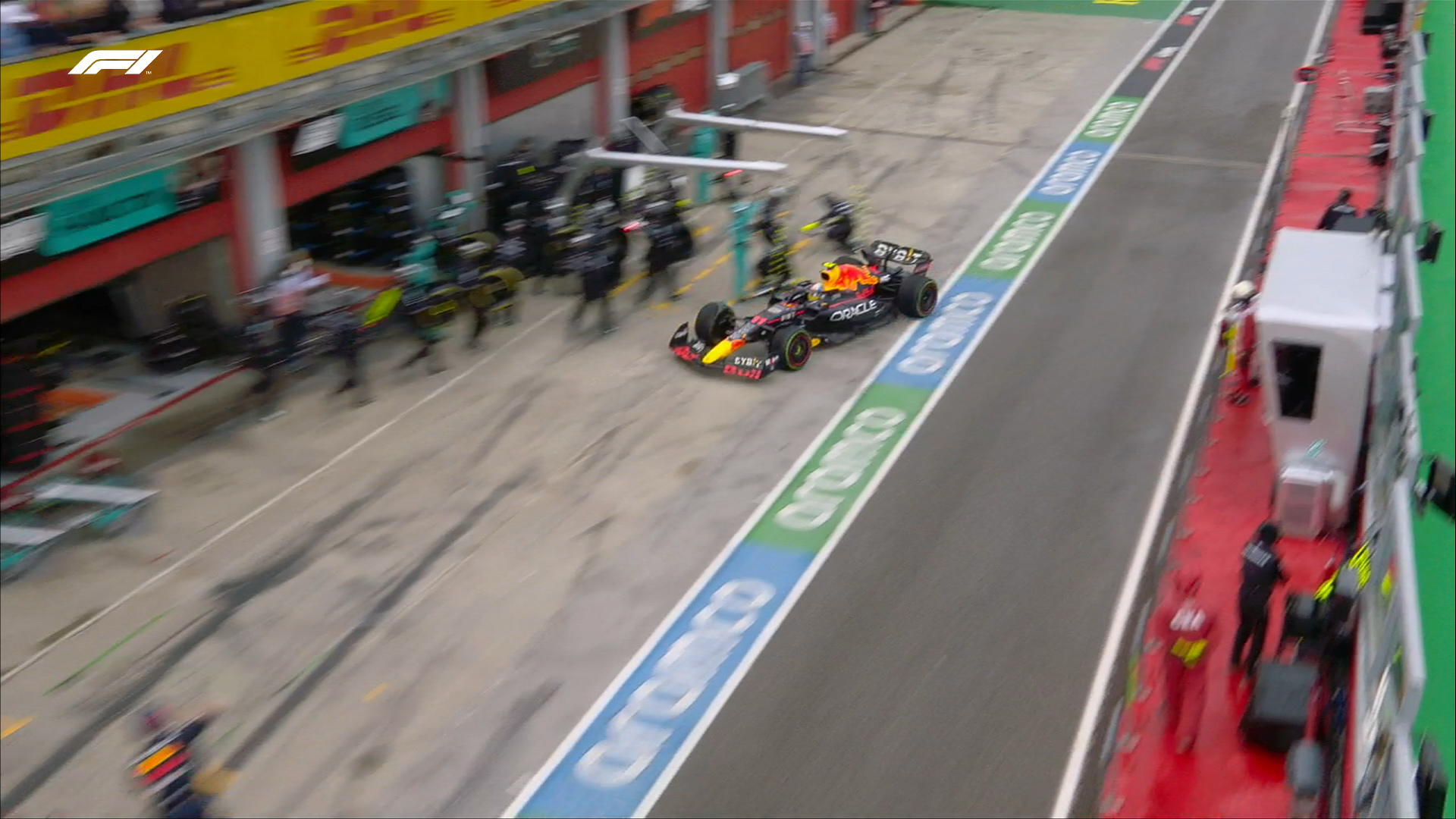 Pérez tuvo una complicada entrada a los pits. (Foto: Twitter @F1)