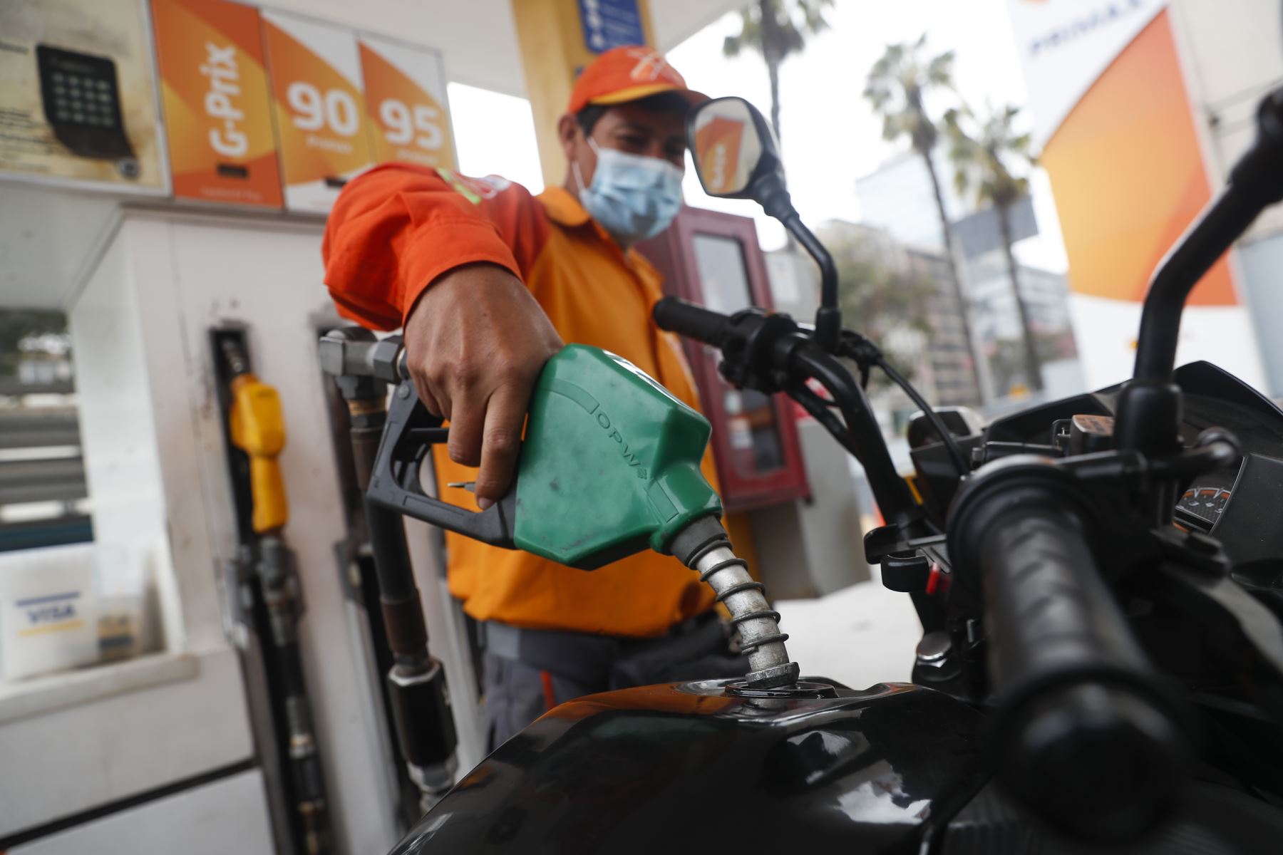 Los precios de referencia internacional de combustibles se reducen.