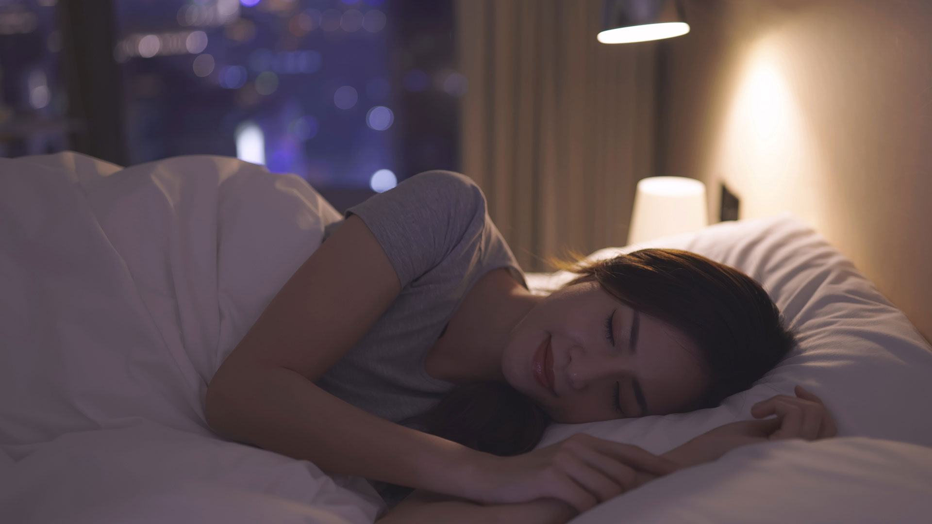 La oscuridad en la habitación para domir facilitará la liberación de melatonina, lo que inducirá el sueño de forma natural (Getty Images)