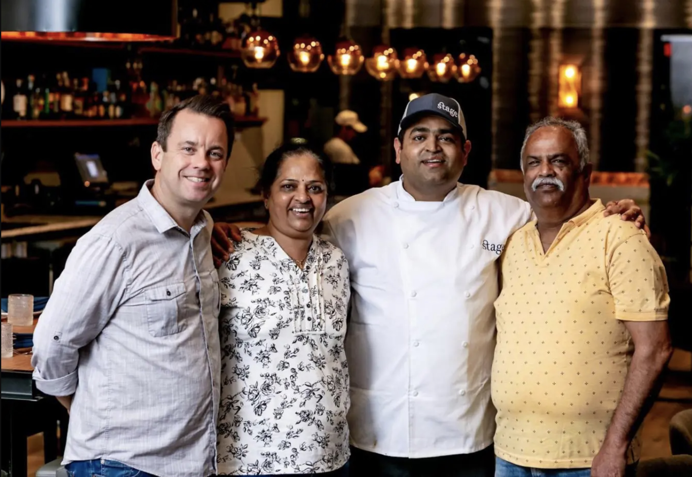 El chef Pushkar Marathe (segundo de la derecha) combina los sabores de su infancia con décadas de experiencia en la cocina internacional. (Stage)