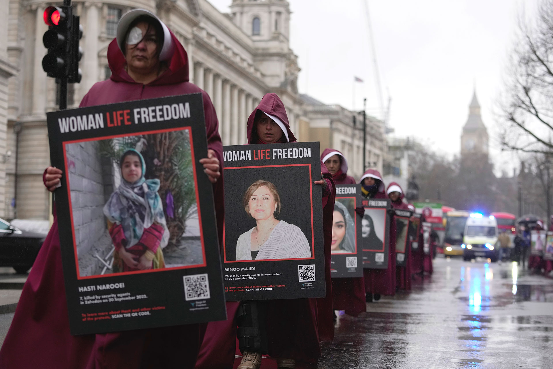 Activistas sostienen pancartas que dicen "Mujer, vida, libertad" con retratos de mujeres que fueron asesinadas en Irán, durante una manifestación para conmemorar el Día Internacional de la Mujer, en Londres.
