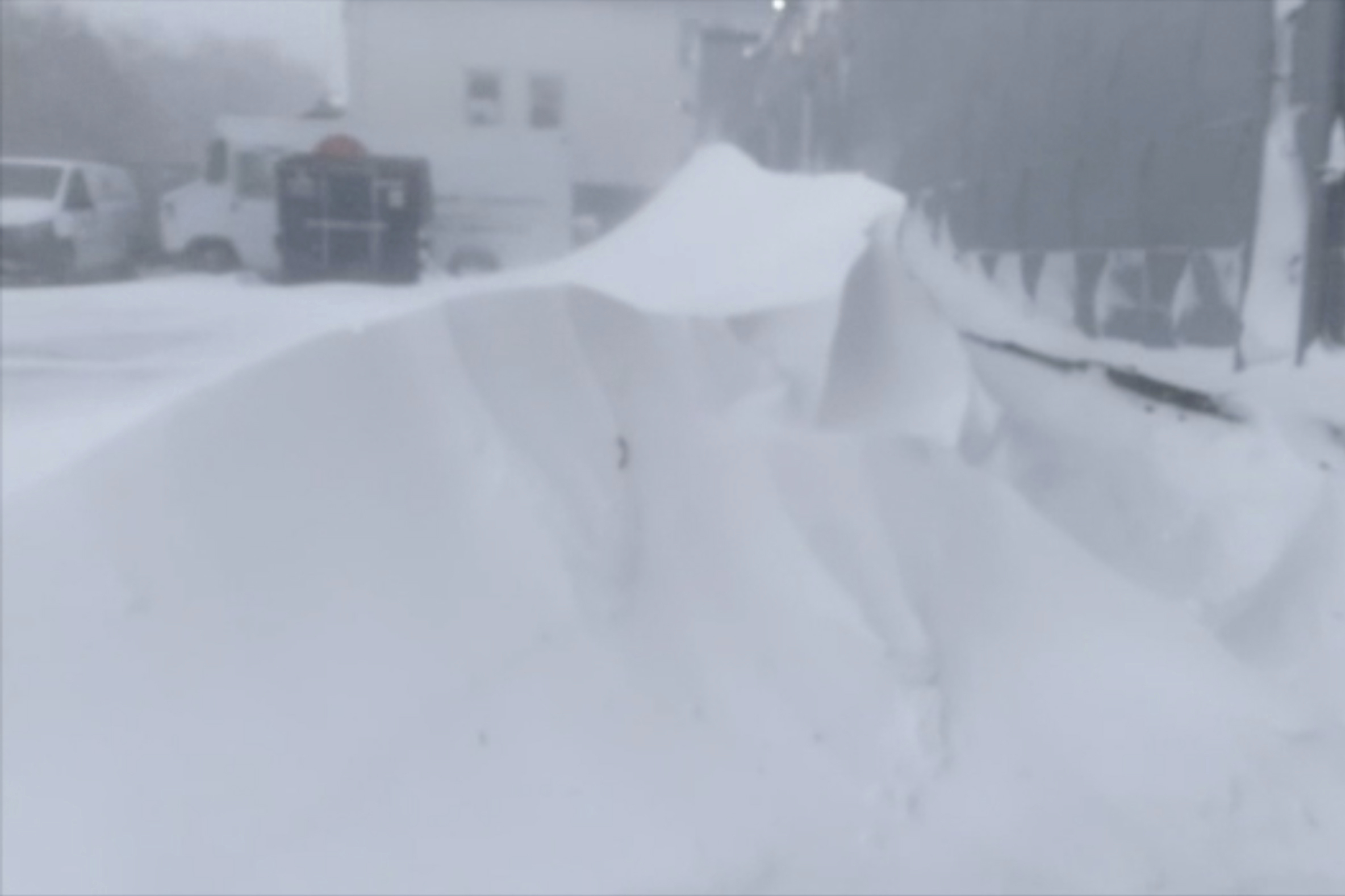 Los fuertes vientos y la nieve cubren las calles y los vehículos en Buffalo, N.Y.. Estados Unidos, atrapando a algunos residentes dentro de las casas con montones de nieve y dejando sin electricidad a varios cientos de miles de hogares y negocios. 
