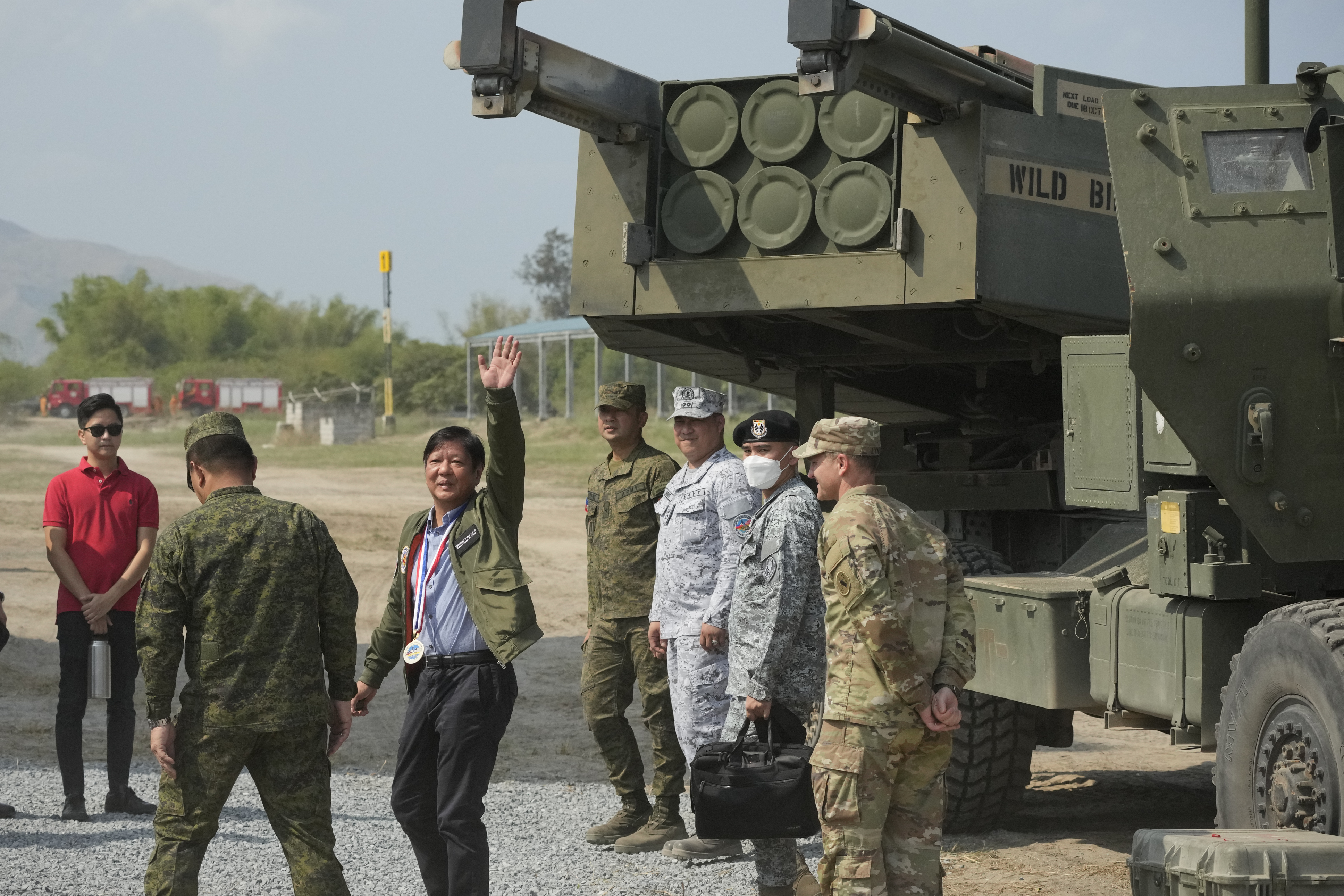 El presidente filipino Ferdinand Marcos Jr. durante maniobras militares en la provincia Zambales, en el norte de Filipinas (AP foto/Aaron Favila)