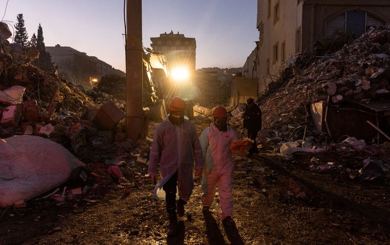 Foto del viernes de trabajadores de rescate en un edificio dañado en Kahramanmaras, Turquía Febr 17, 2023. REUTERS/Maxim Shemetov
