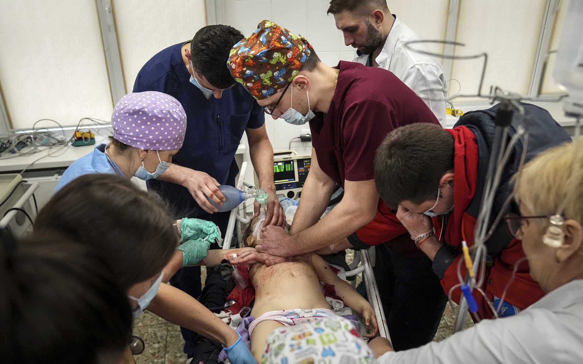 Médicos intentan salvarle la vida a una niña herida durante un bombardeo ruso a un área residencial en el hospital de Mariupol (AP Photo/Evgeniy Maloletka)