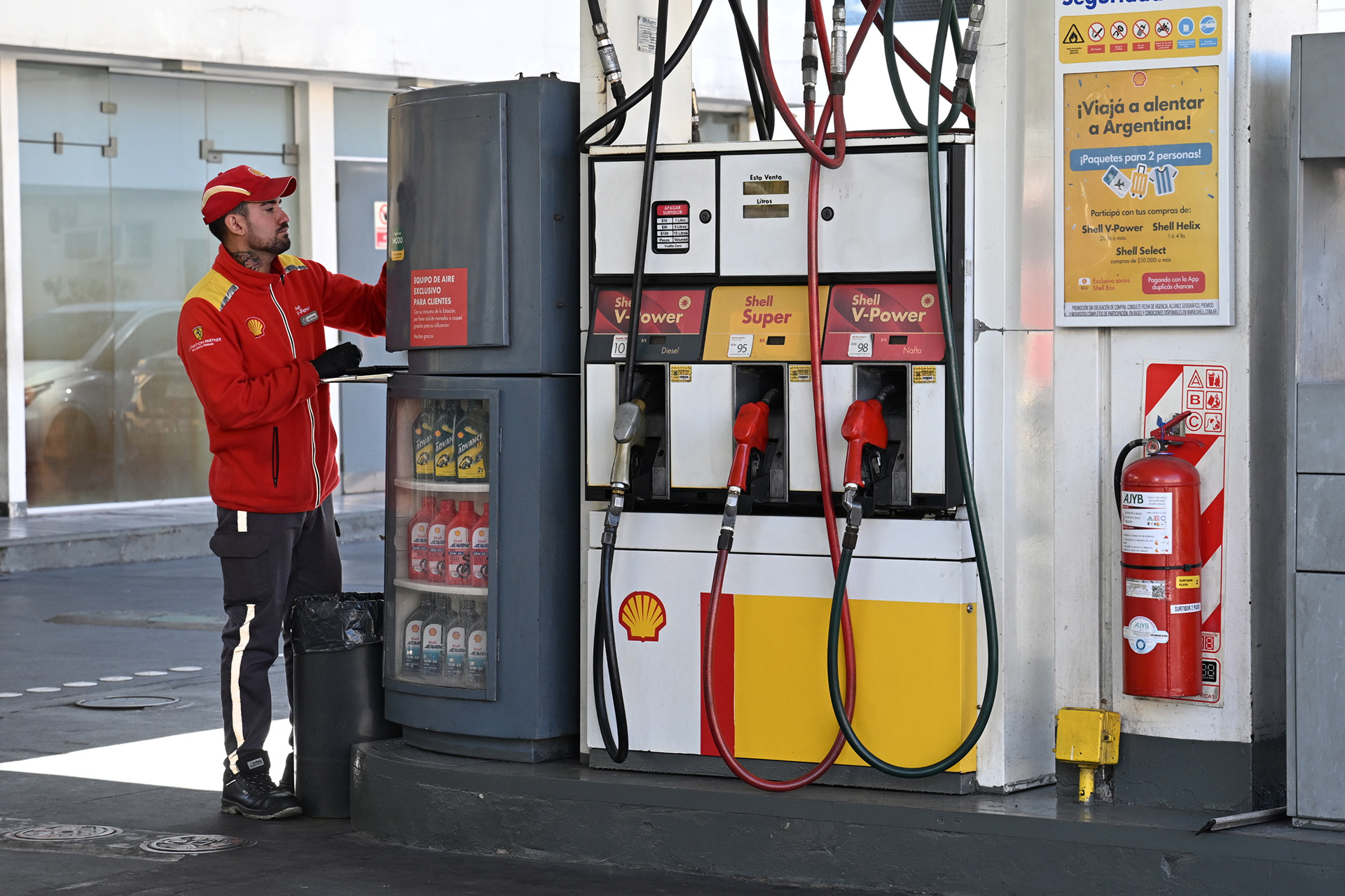 Luego de la suba en los surtidores, el Gobierno volvió a postergar el aumento del impuesto a los combustibles