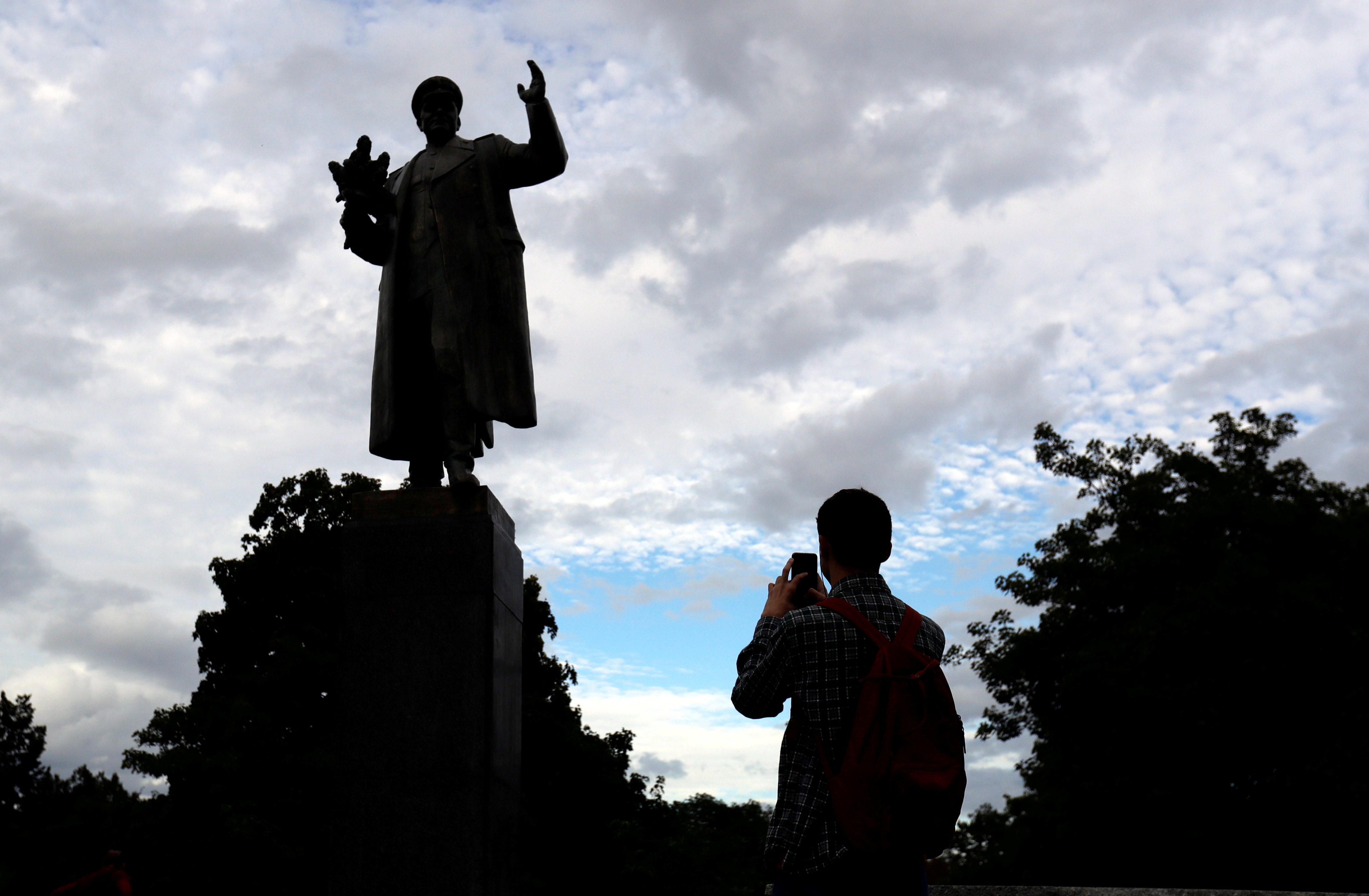 Un hombre toma una foto del monumento del comandante soviético de la Segunda Guerra Mundial Iván Stepanovic Konev en Praga, República Checa, el 12 de septiembre de 2019 (REUTERS/David W Cerny/Foto de archivo)