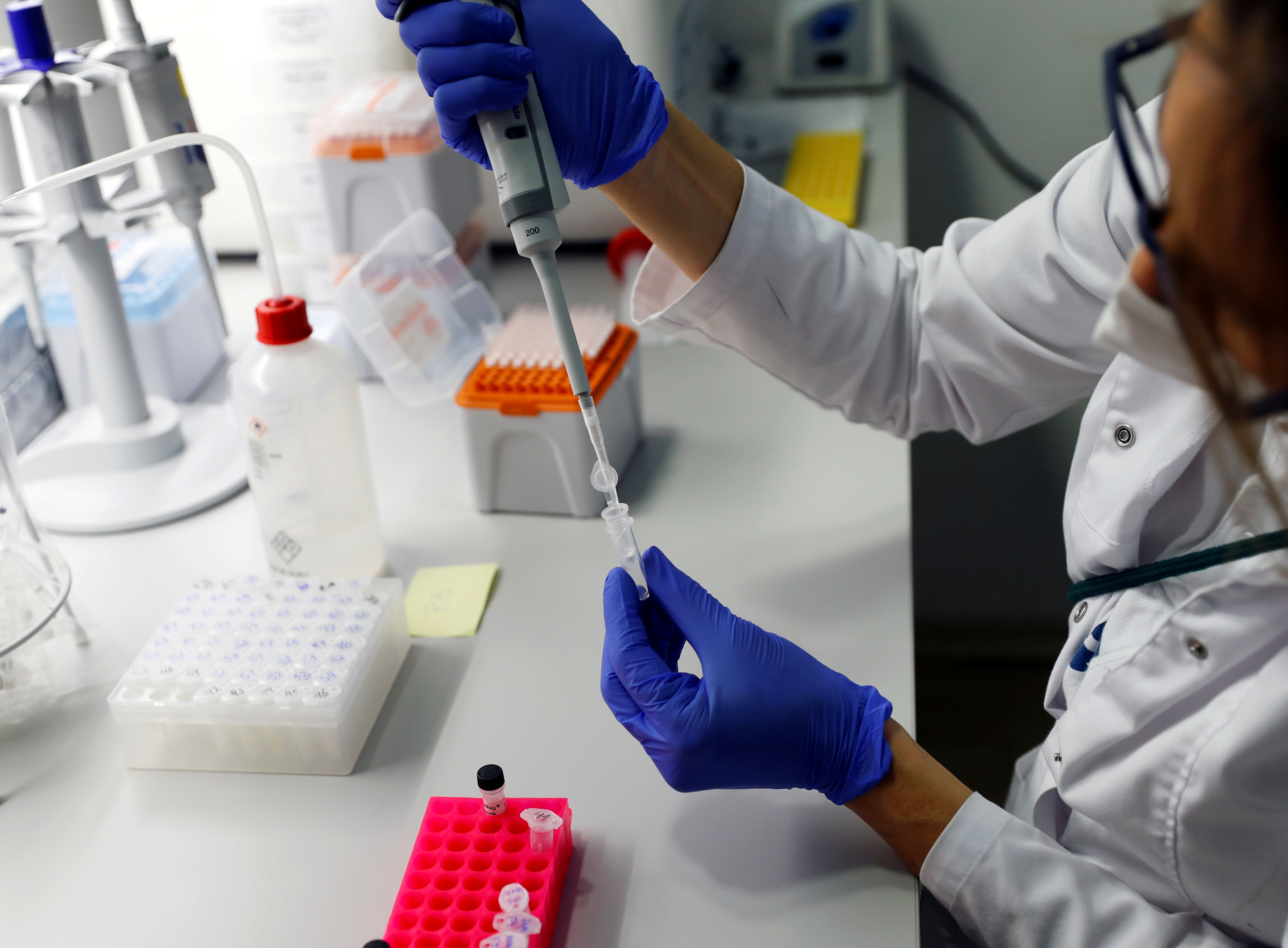 Investigadores buscan innovar en las nuevas vacunas contra el coronavirus (REUTERS/Leonhard Foeger/File Photo)