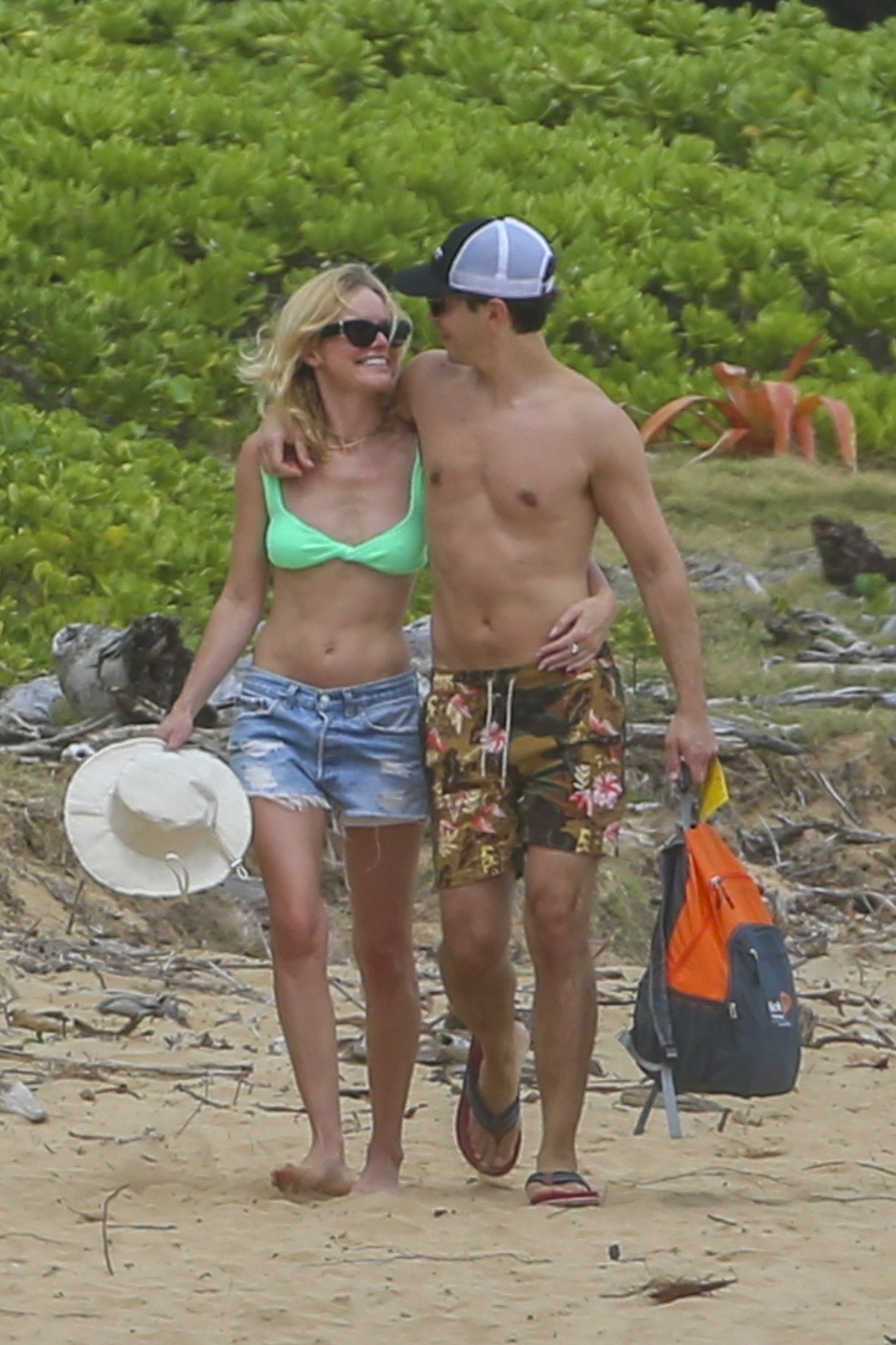 Las playas de Hawái se convirtieron en unos de los destinos más visitados por las celebrities. Kate Bosworth y Justin Long viajaron a disfrutar de unos días de descanso y se los vio muy románticos caminando sobre la arena (Fotos: The Grosby Group)