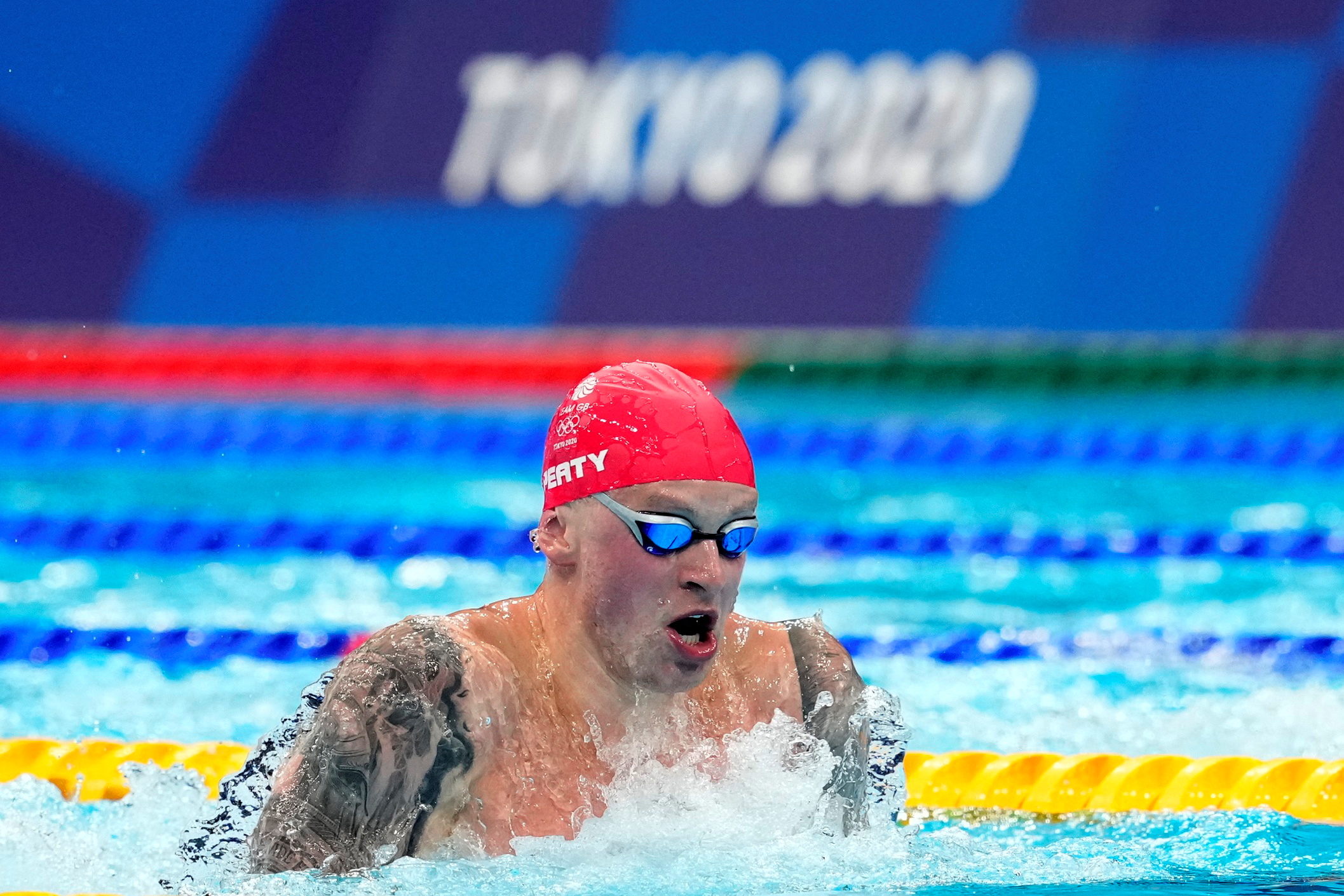 FILE PHOTO: Tokyo 2020 Olympics - Swimming - Men's 100m Breaststroke - Final - Tokyo Aquatics Centre - Tokyo, Japan - July 26, 2021.  Adam Peaty of Britain in action. REUTERS/Aleksandra Szmigiel/File Photo