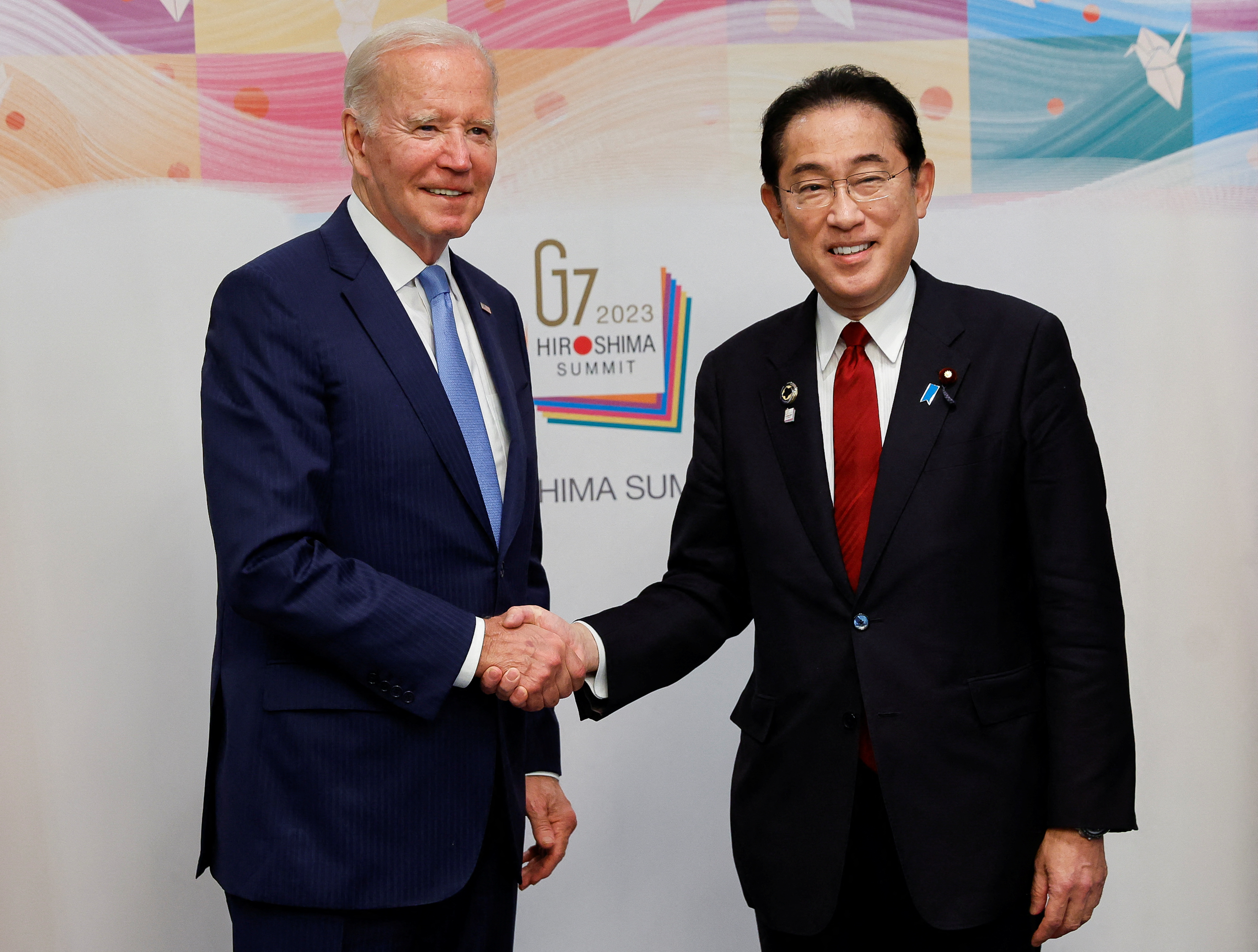 El presidente estadounidense Joe Biden se reúne con el primer ministro japonés Fumio Kishida, antes de la Cumbre del G7, en el RIHGA Royal Hotel Hiroshima, en Hiroshima, Japón, 18 de mayo de 2023. REUTERS/Jonathan Ernst