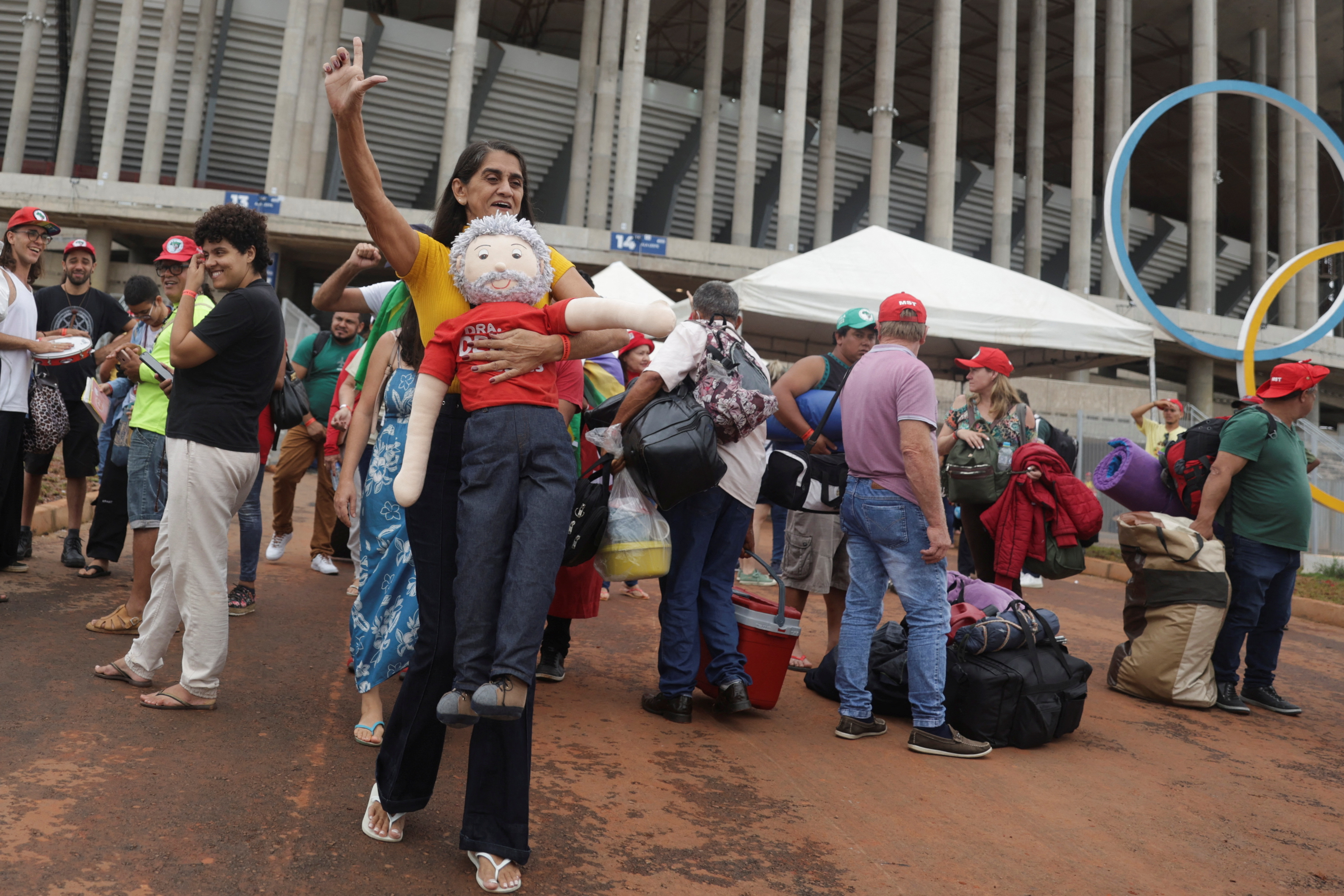 La gente llega para acampar en el estadio Mane Garrincha para asistir a la ceremonia de investidura del presidente electo Luiz Inacio Lula da Silva el 1 de enero, en Brasilia (Reuters)