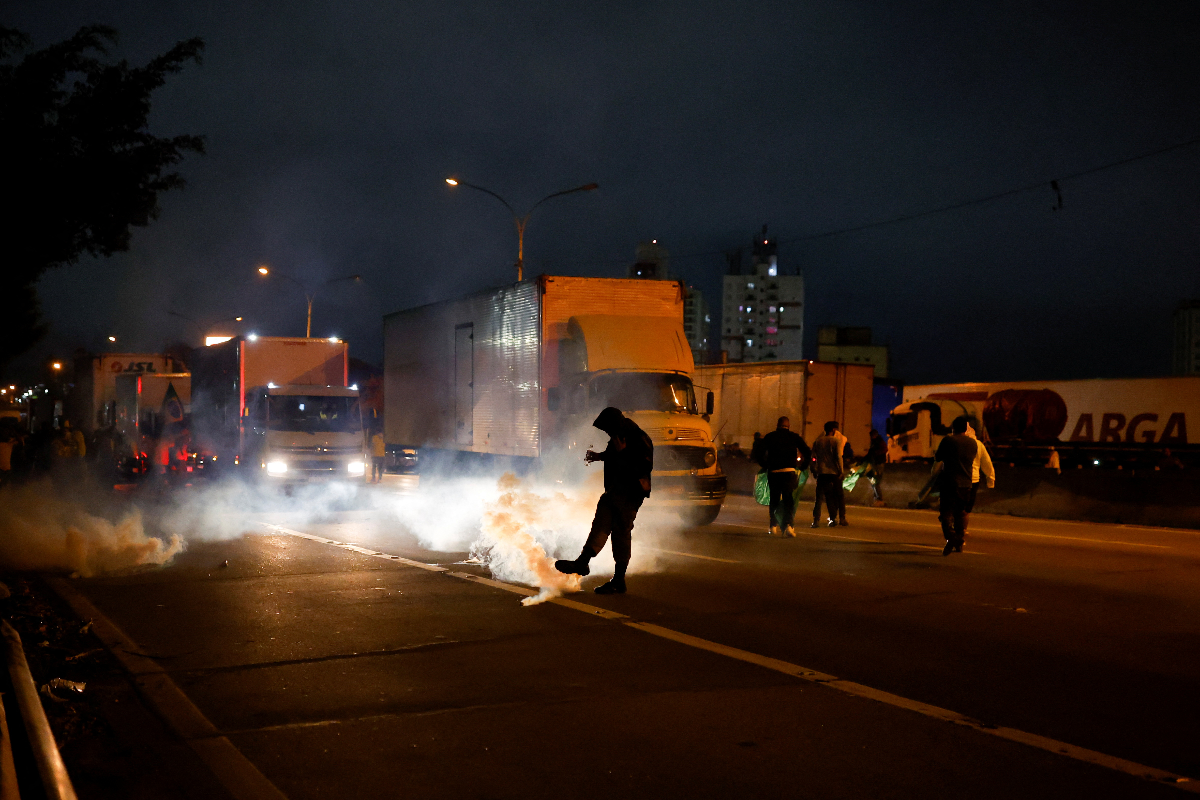 Las protestas continuaron durante la noche, con choques con la policía en diferentes lugares de Brasil (REUTERS/Amanda Perobelli)
