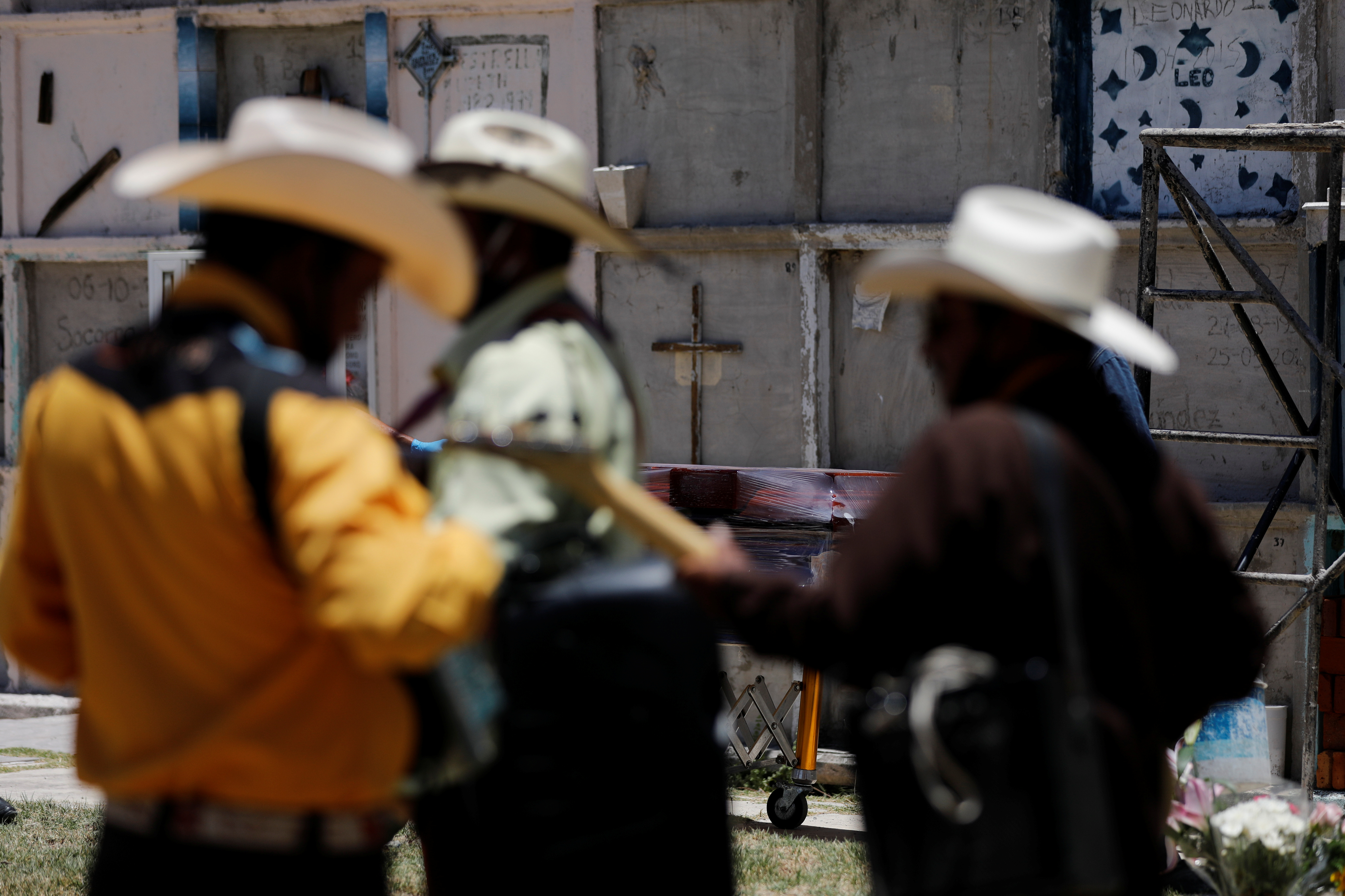 Los músicos tocan música durante el entierro de una mujer que murió de la enfermedad del coronavirus (COVID-19), en el cementerio municipal de Nezahualcóyotl, Estado de México, México, 12 de junio de 2020. Foto: Reuters.