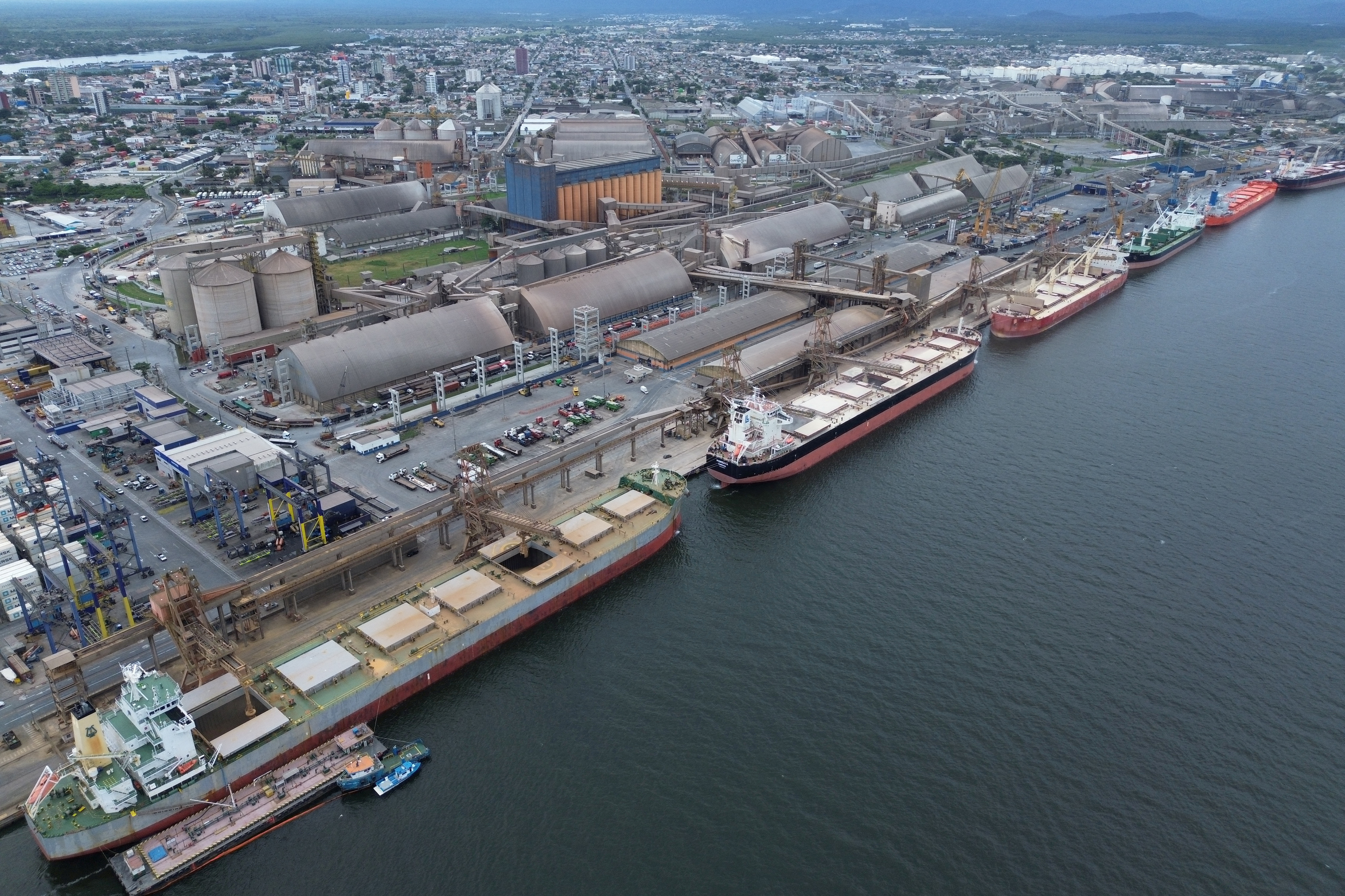 El superávit comercial de Brasil registró una baja por la caída de las exportaciones a Estados Unidos