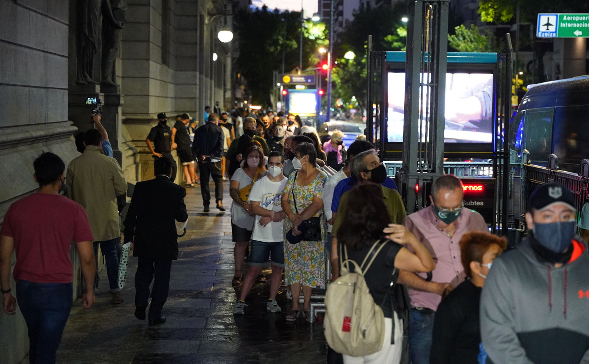 En horas de la noche, la fila para ingresar se extendía desde la esquina de Callao y Rivadavia, a lo largo de la cara lateral del Congreso, sobre la arteria principal de la Capital Federal hasta Combate de los Pozos