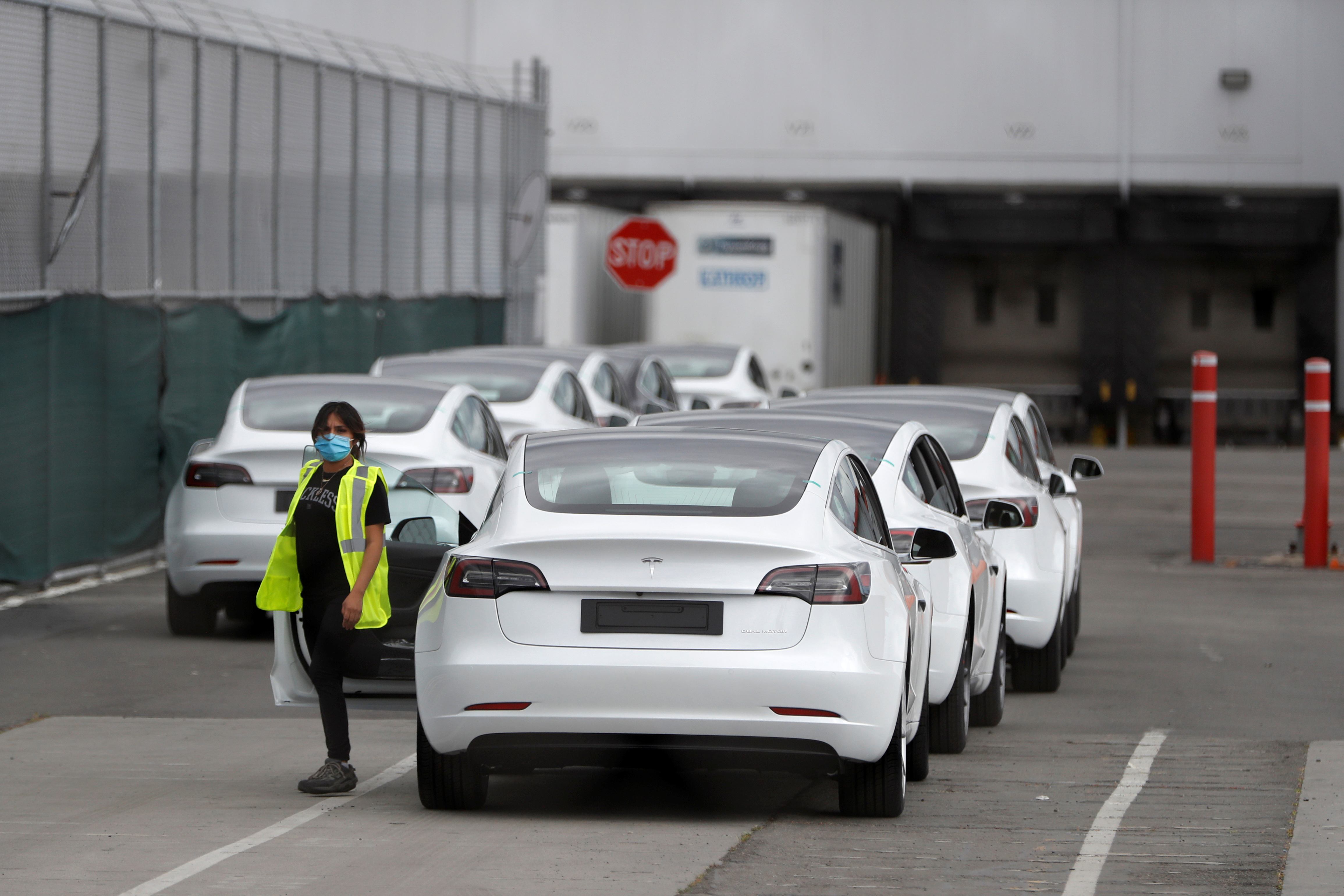 Un empleado baja de un vehículo de Tesla este martes, en la planta de Fremont. Allí se producen 415 autos por año. (Reuters)