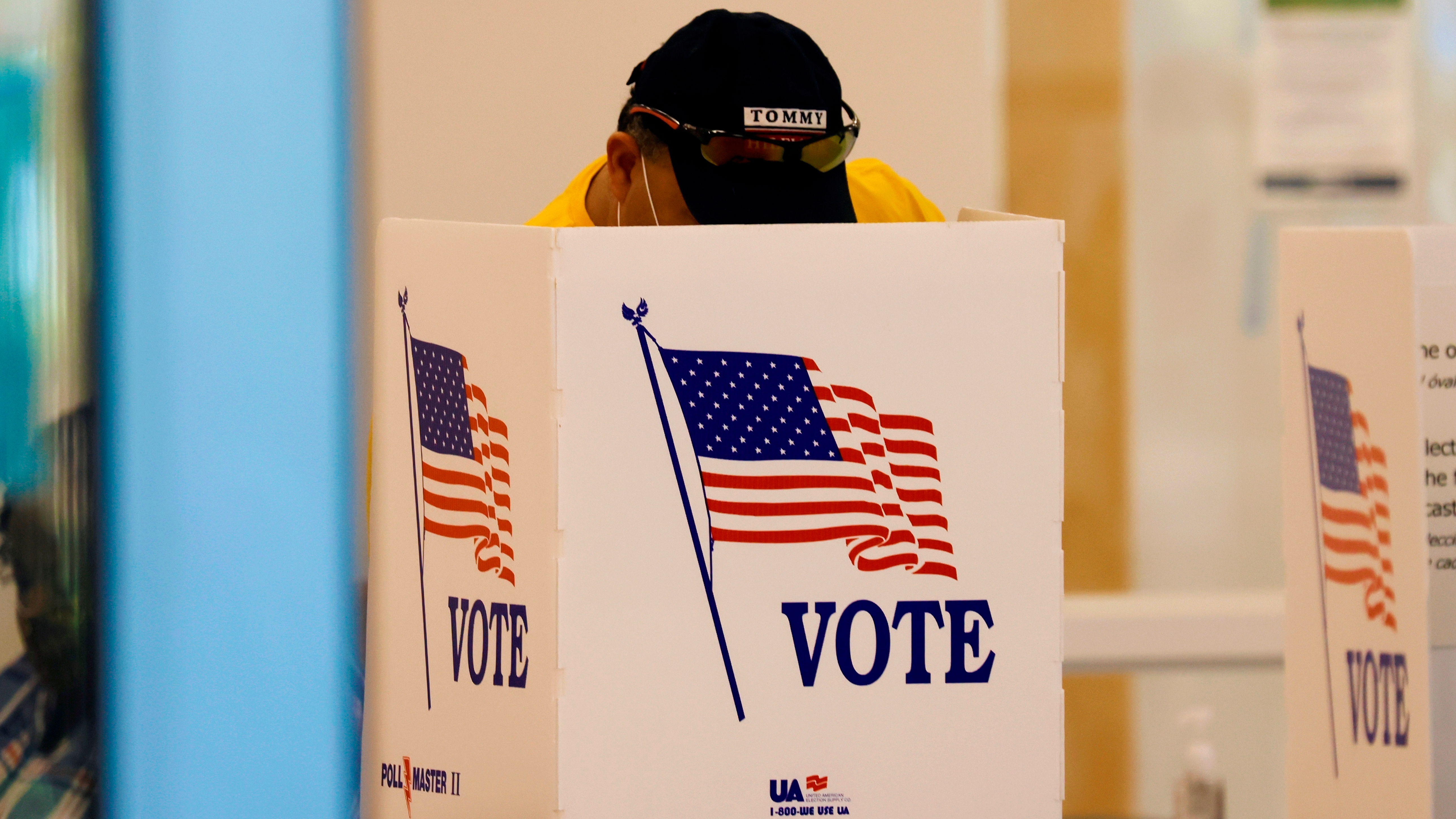 Una persona vota en las elecciones presidenciales de Estados Unidos. EFE /EPA/PETER FOLEY/Archivo
