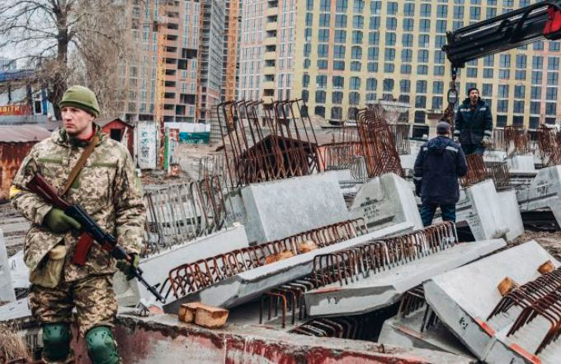 Aleksandr Volkov, ex jugador de la NBA, en la foto que trascendió con su uniforme de guerra