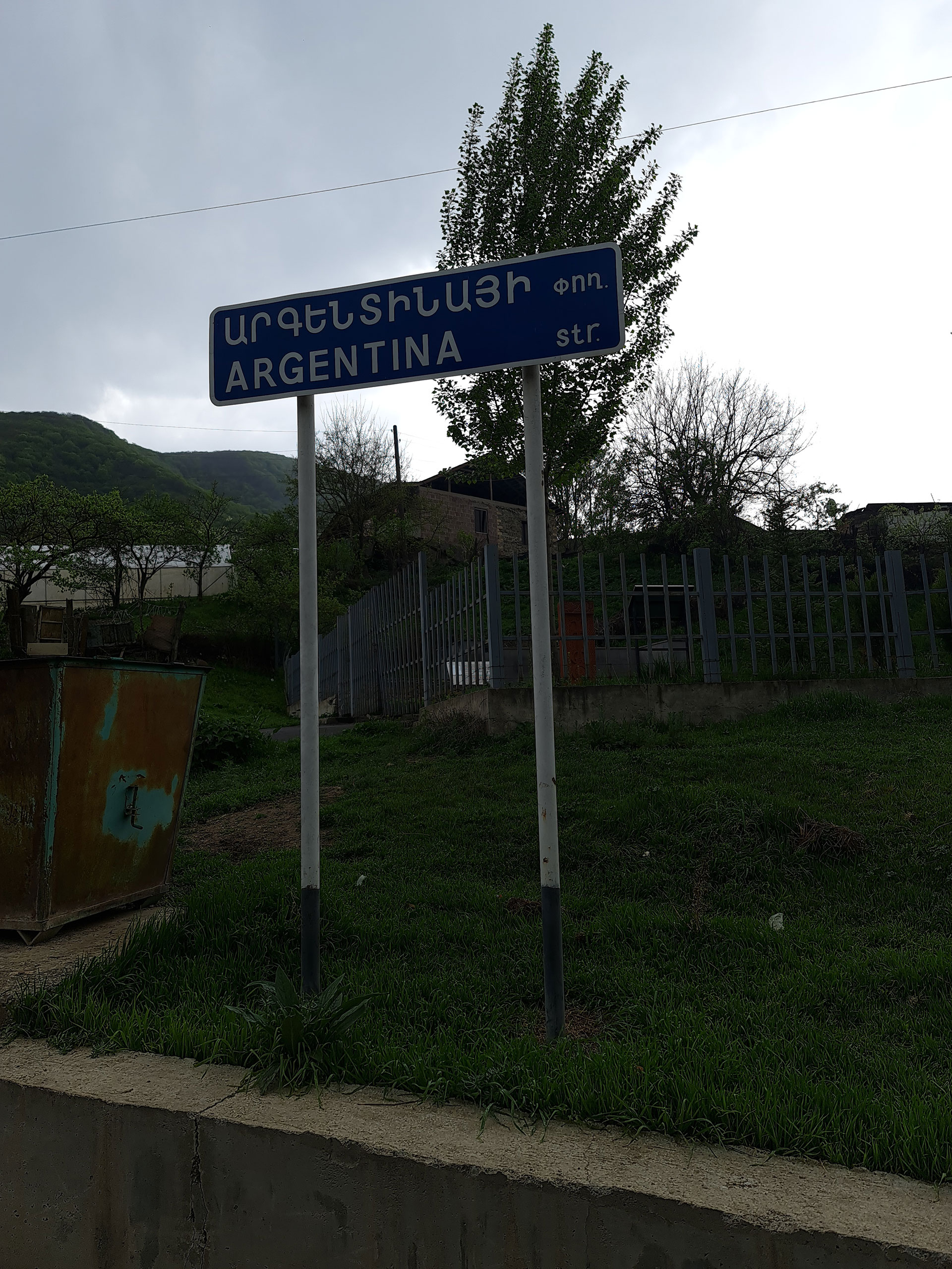 La calle principal del pueblo lleva el nombre de "Argentina" en agradecimiento a las cuatro familias de la diáspora que ayudaron a reconstruir esa región