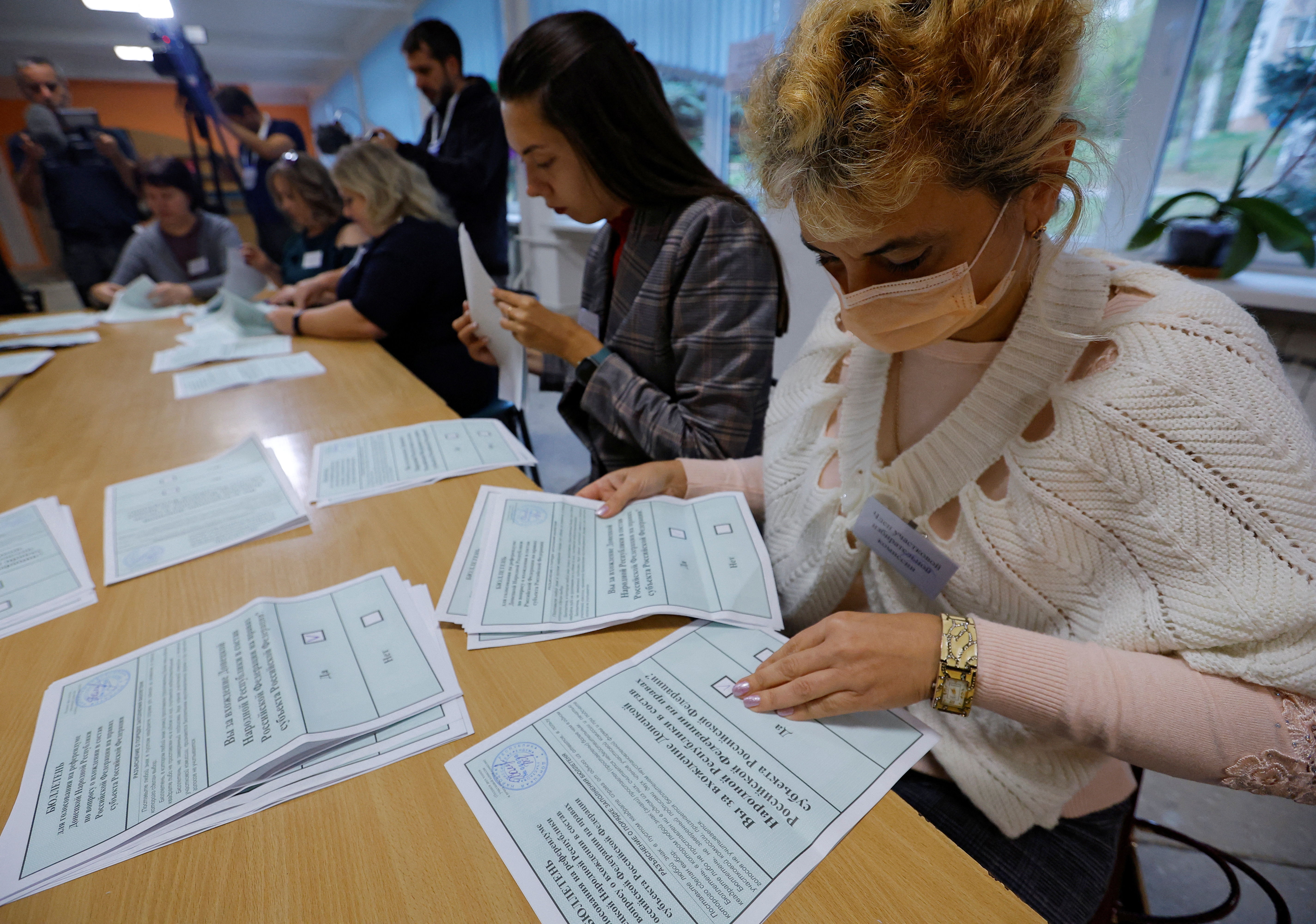 Integrantes de una comisión electoral cuentan los votos en un colegio electoral tras el referéndum  (REUTERS/Alexander Ermochenko)