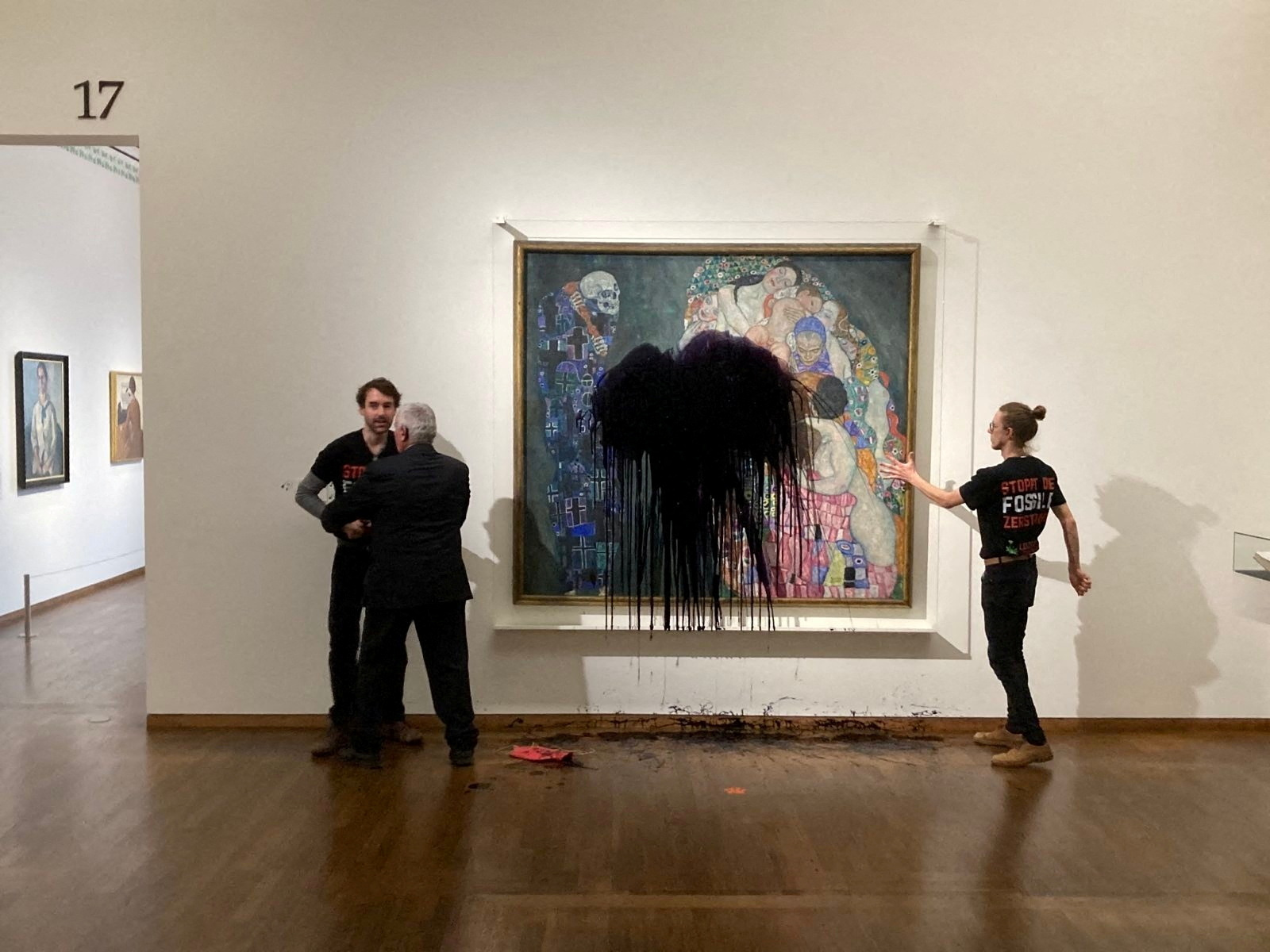 La pintura de Gustav Klimt después de que activistas de Last Generation Austria (Letzte Generation Oesterreich) derramaran aceite sobre ella en el museo Leopold de Viena
