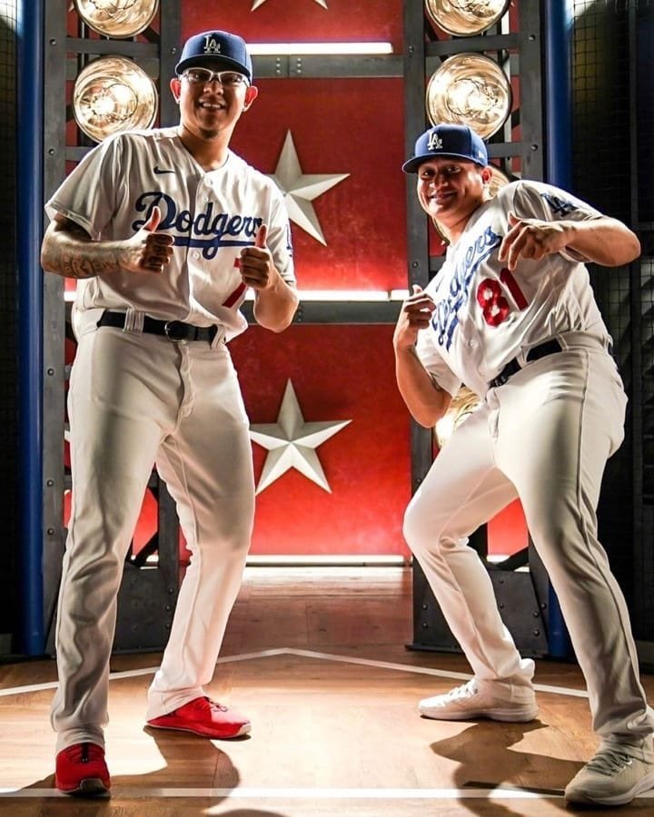 Julio Urías y Víctor González forman parte del roster de los Dodgers que buscará sumar terminar con un sequía de 32 años sin ganar un título (Foto: Twitter@LosDodgers)