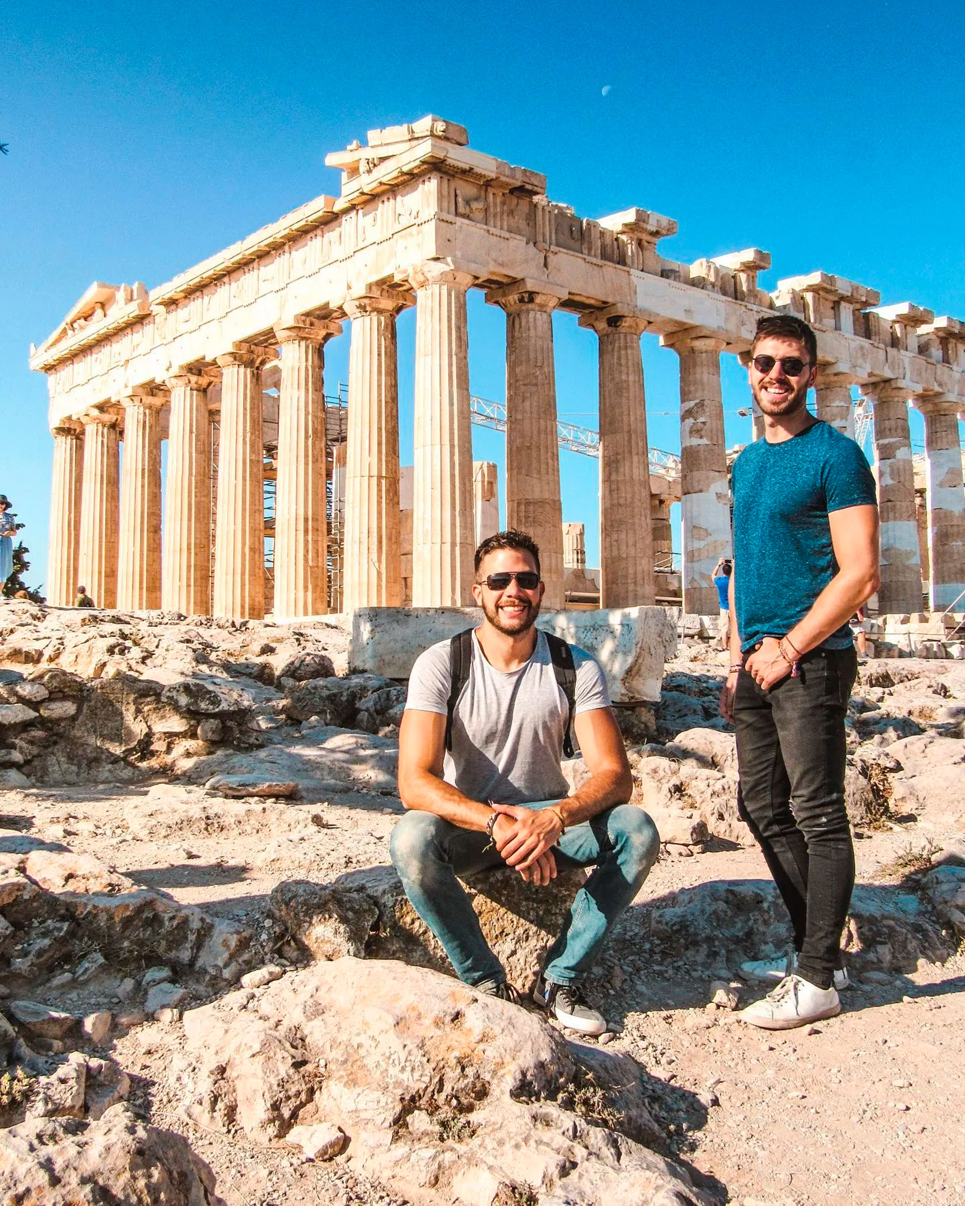 Fernando (izquierda) y Víctor (derecha) en el Partenón de Atenas