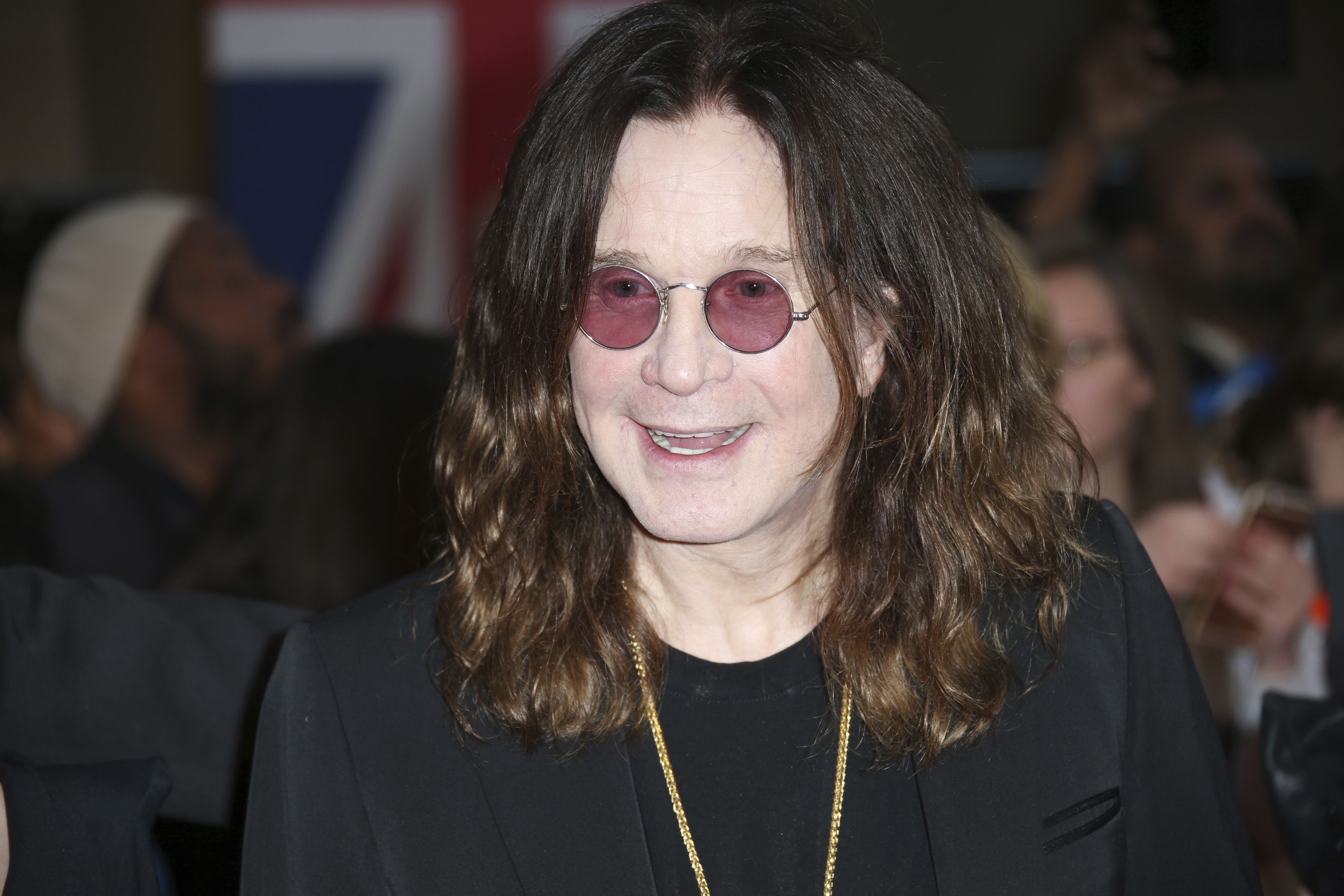 En esta foto del 28 de septiembre del 2015, el rockero Ozzy Osbourne llega a la ceremonia de los premios Pride of Britain en Londres (AP)