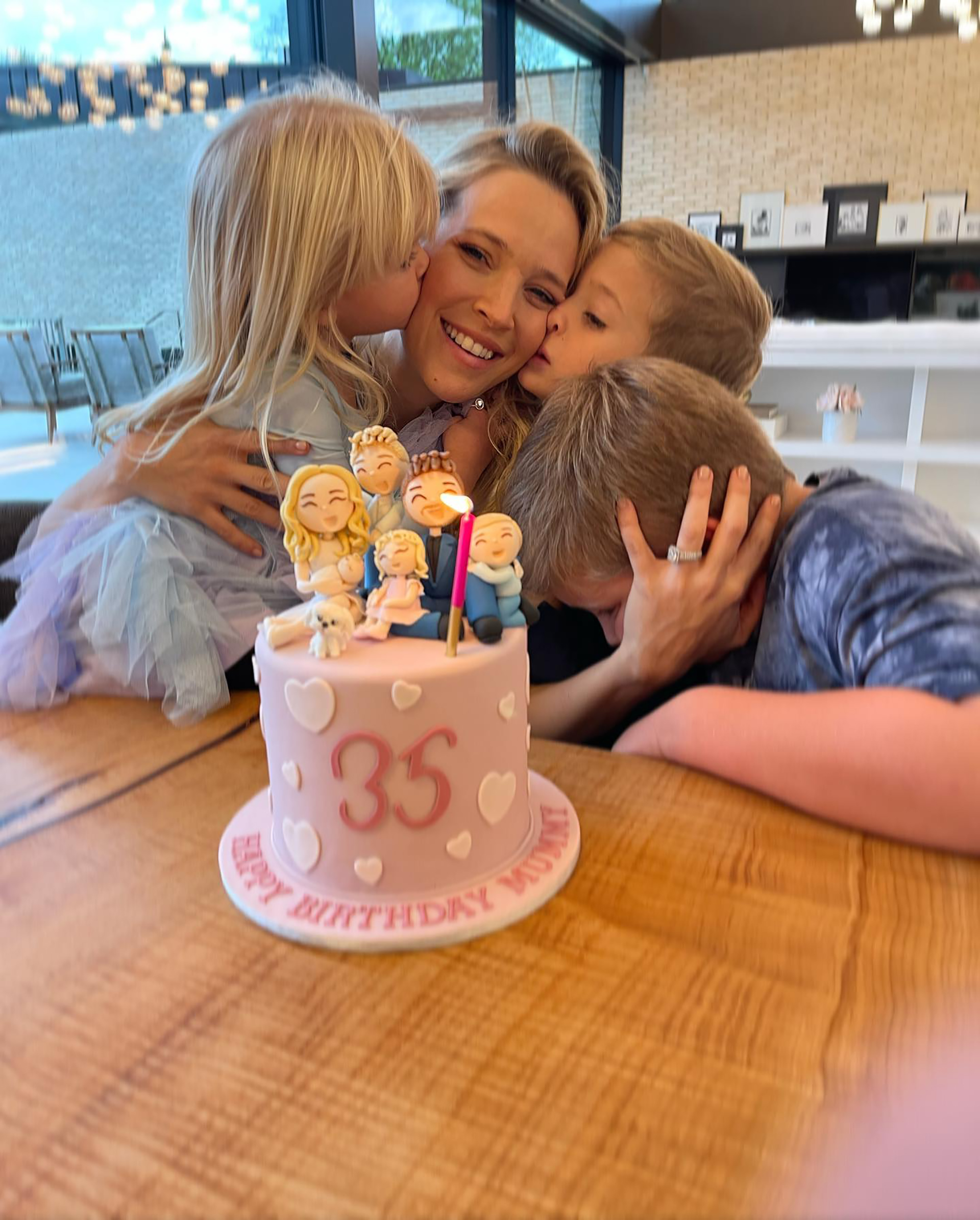 Luisana Lopilato con sus hijos y la torta de cumpleaños