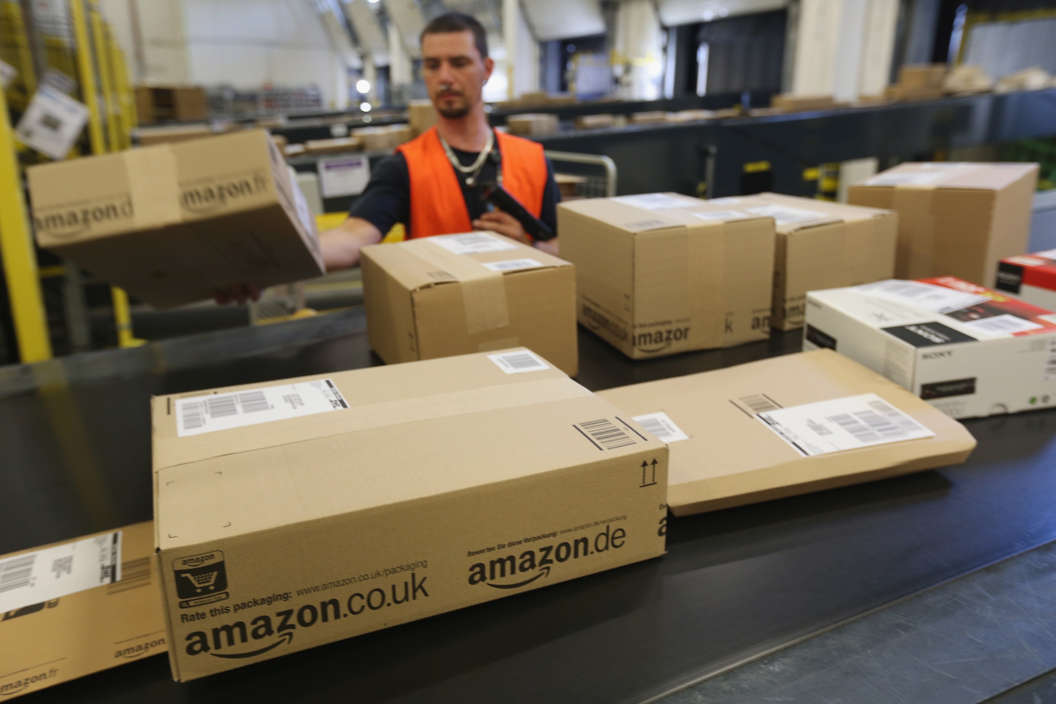 Un trabajador de Amazon prepara un envío en el depósito de Brieselang, Alemania, el segundo más grande del mundo que posee la compañía (Foto: Sean Gallup/Getty Images)