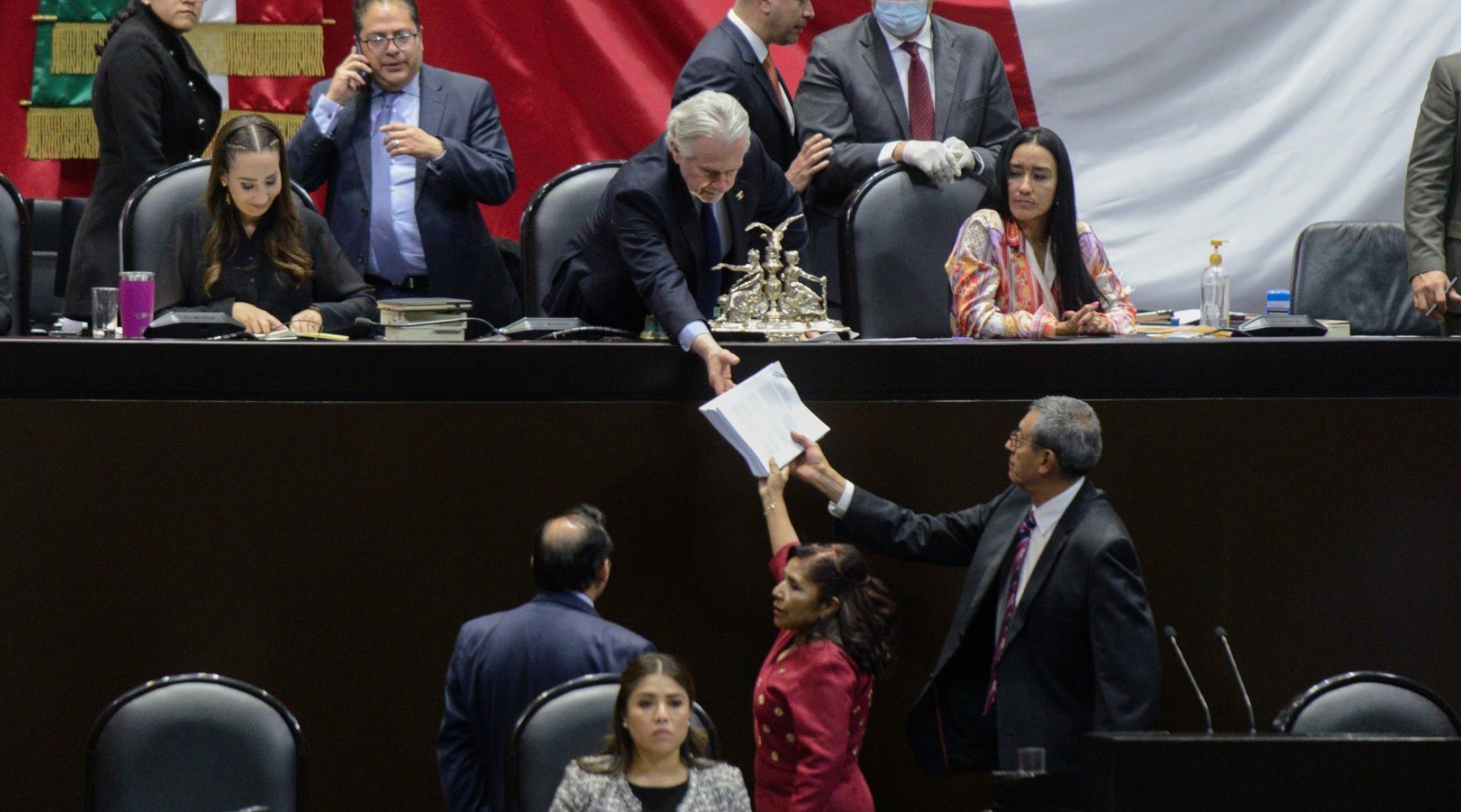 La diputada Graciela Sánchez Ortiz le entregó la propuesta de modificaciones a las leyes secundarias en materia electoral a Santiago Creel para su discusión y votación la cual fue aprobada (Cuartoscuro)