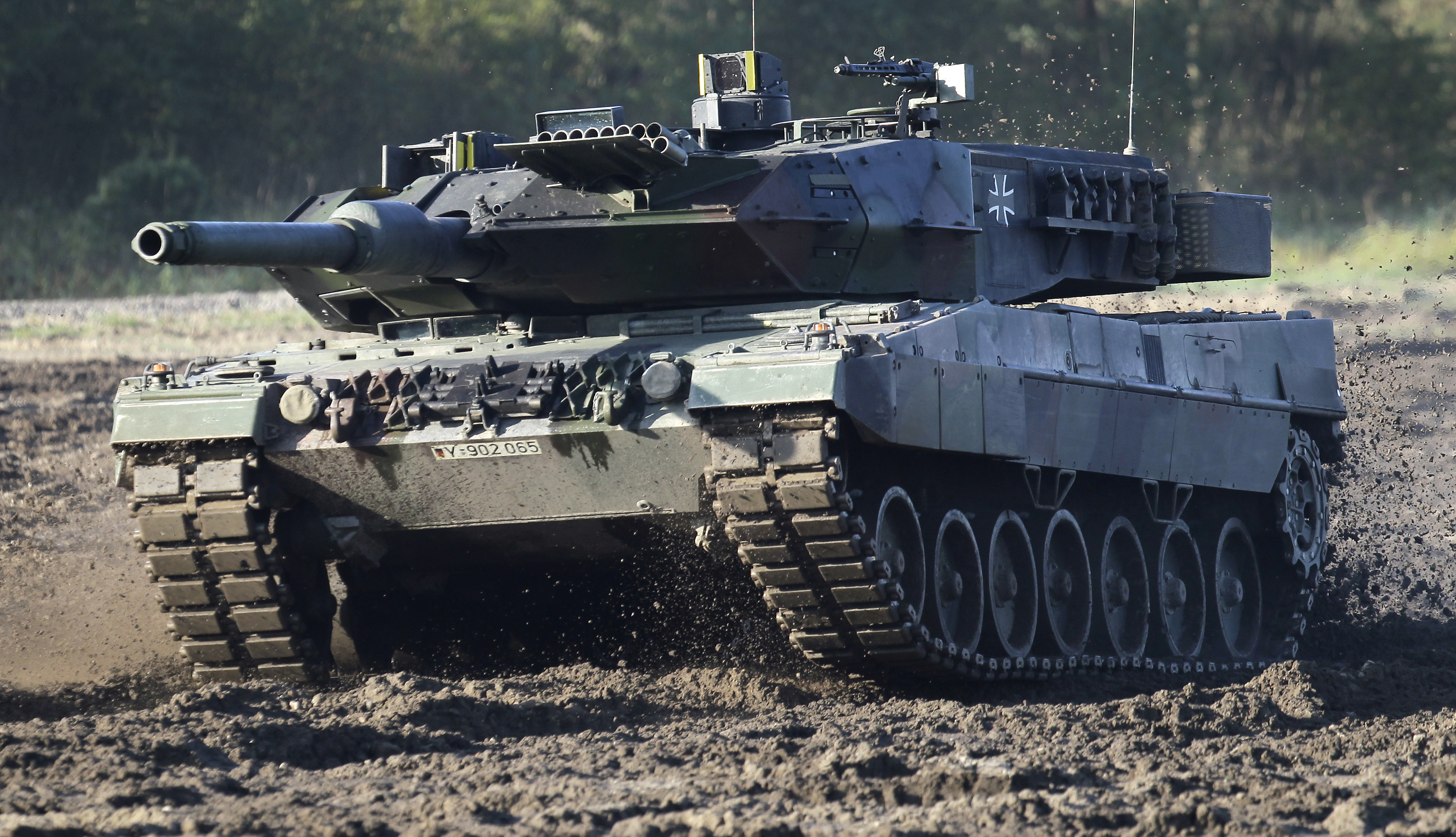 Un tanque Leopard 2 durante una demostración para medios alemanes en Munster, cerca de Hannover (AP Foto/Michael Sohn, archivo)