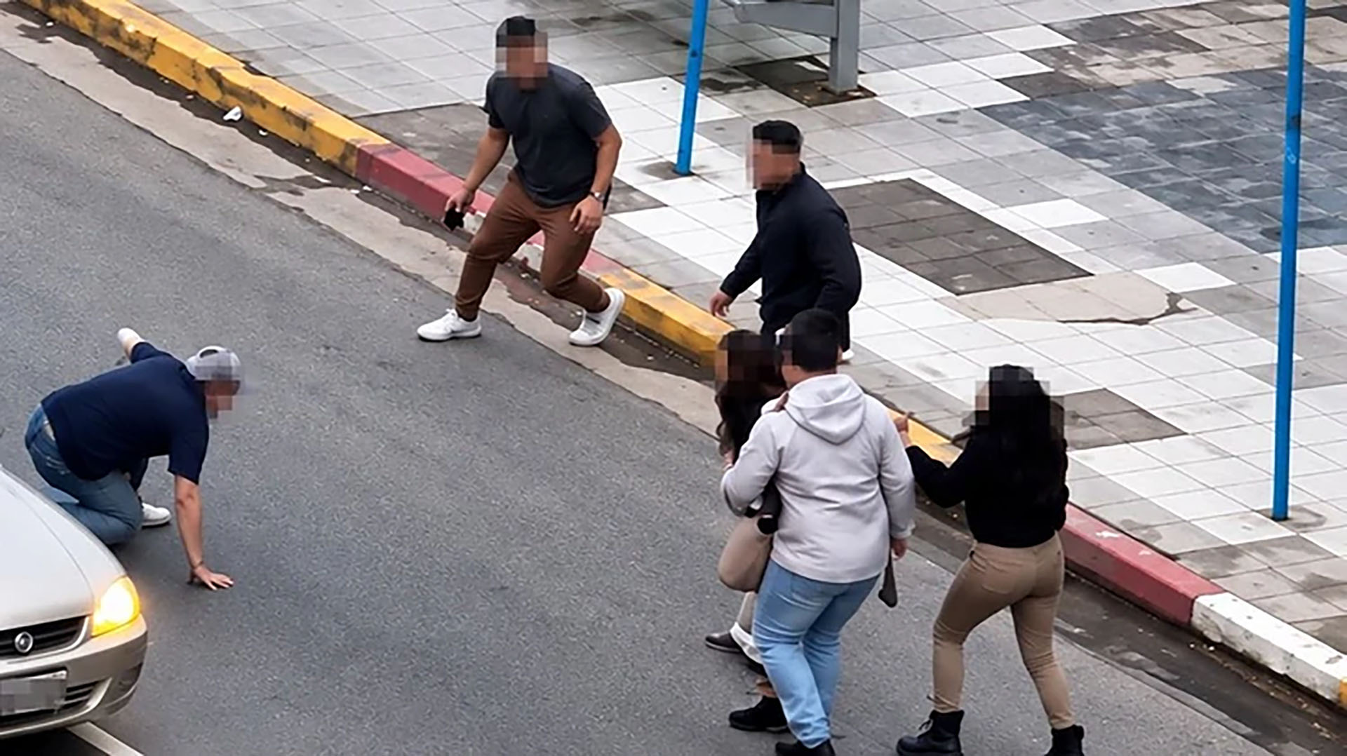 Batalla campal a la salida de un boliche en Mar del Plata: golpes, corridas y un auto en contramano en plena avenida
