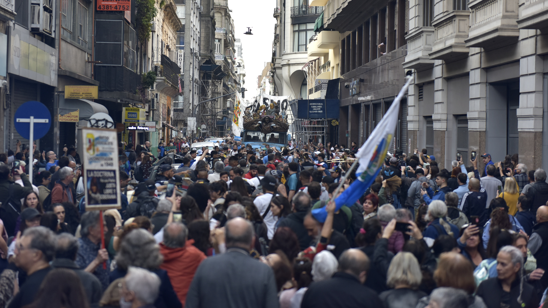 Desde la organización no descartaron una marcha hacia la casa de la Vicepresidenta tras la realización del "Cabildo Abierto" en el barrio porteño de Monserrat (Gustavo Gavotti)