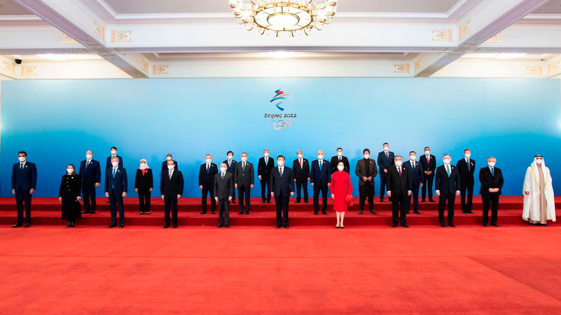 La foto de familia del presidente Xi Jinping junto a todos los jefes de Estado y representantes extranjeros que asistieron a la inauguración de los Juegos Olímpicos de Invierno en Beijing