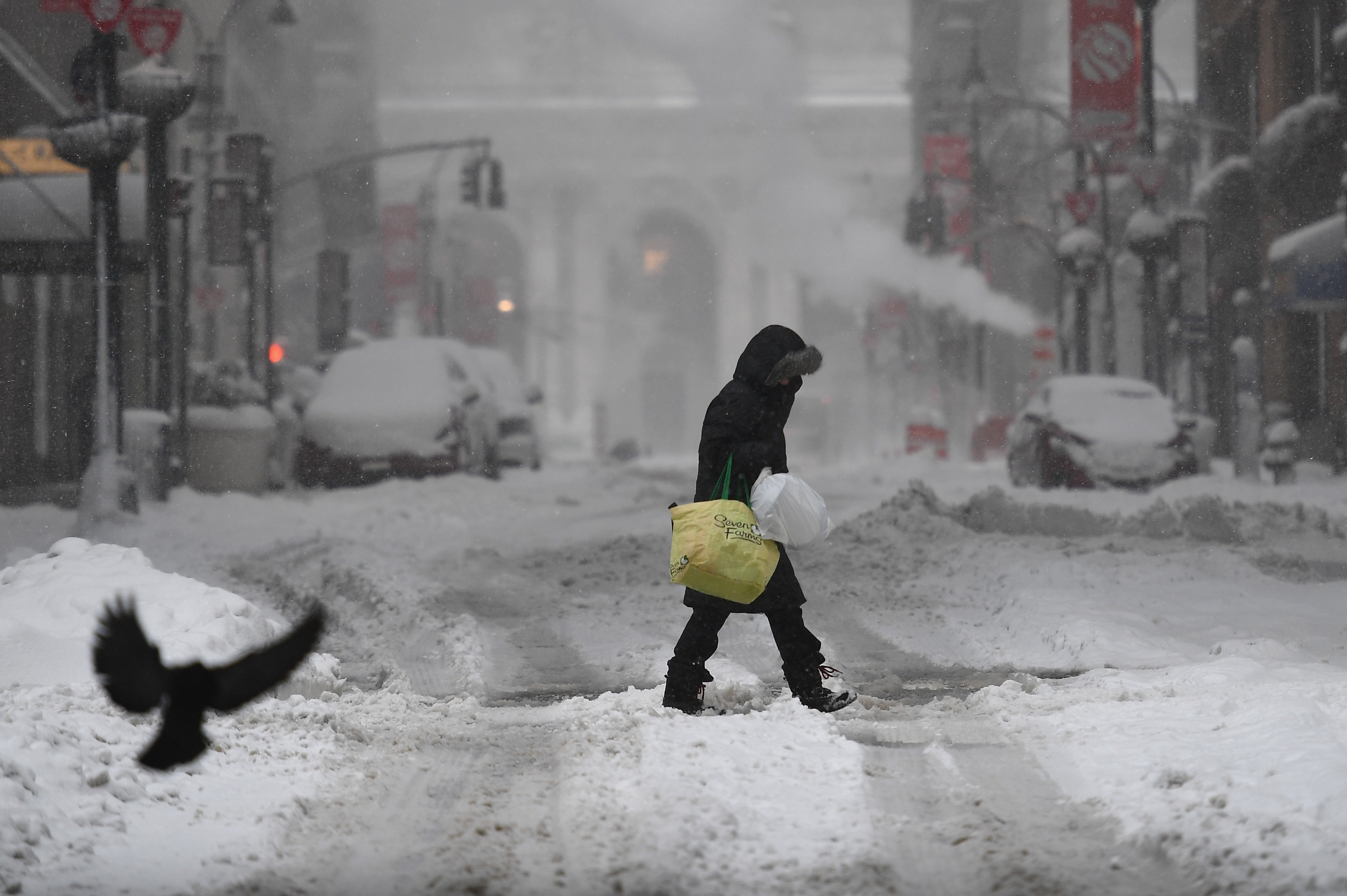 Un hombre cruza la calle en midtown durante la tormenta en Nueva York. (Angela Weiss / AFP)