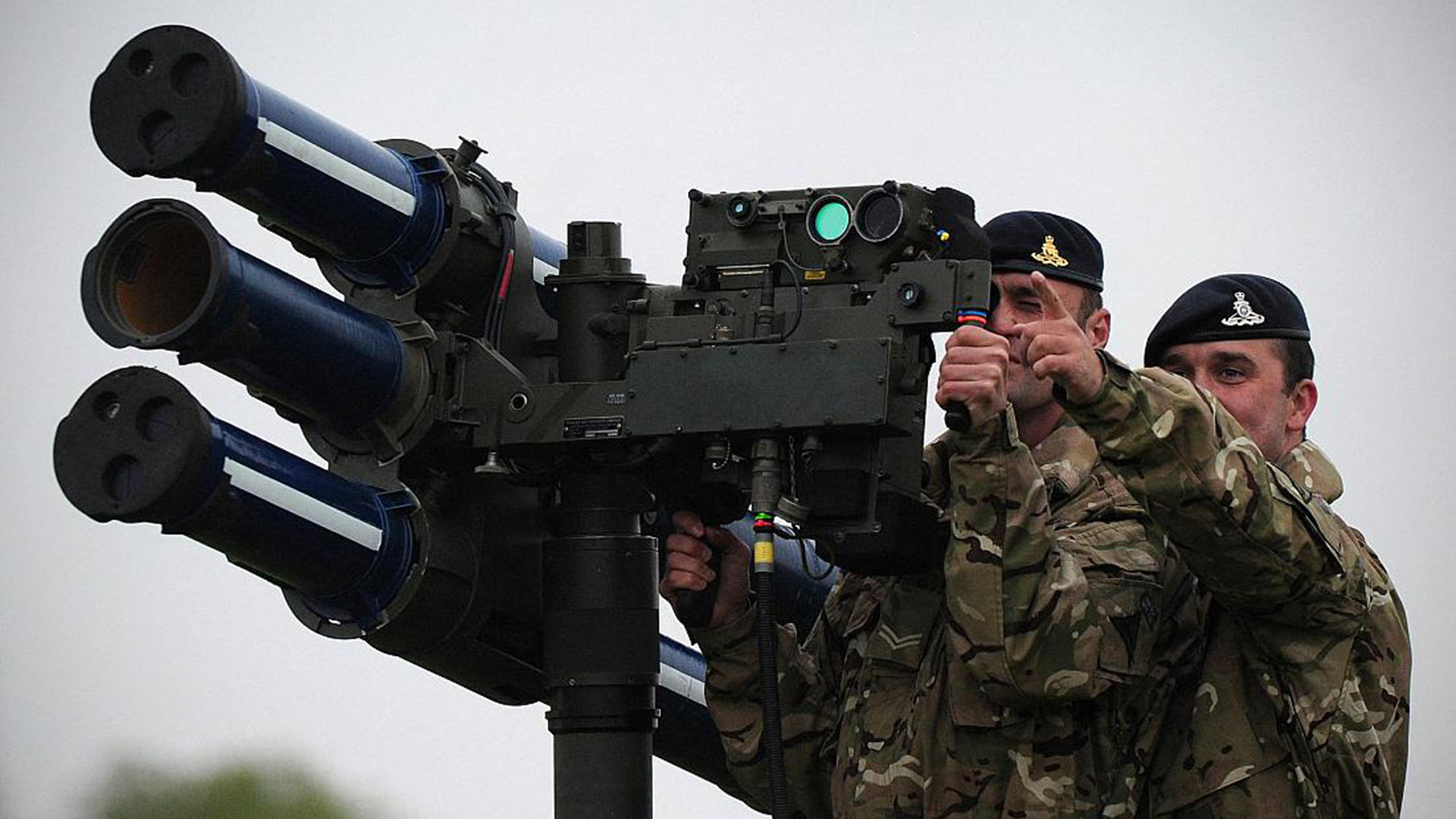 Soldados británicos muestran el sistema de armas Starstreak (AFP)