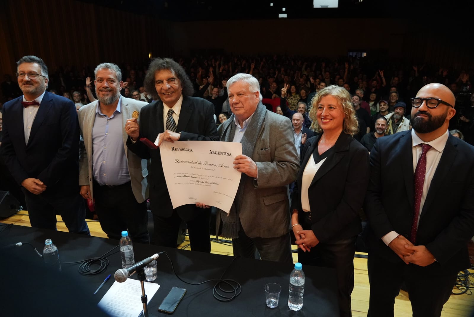 "No poder disfrutar enteramente de esta alegría me alegra muchísimo": Alejandro Dolina recibió el doctorado honoris causa de la UBA