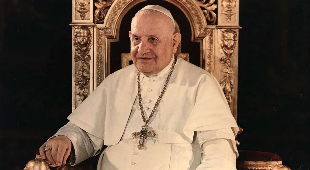 La multitud vio que el cuerpo de Juan XXIII estaba intacto, el asombro del mundo era legítimo y el del cardenal Sodano también. Pero no se trataba de un milagro: el lapso transcurrido desde su muerte era relativamente corto, el cuerpo de Juan había sido tratado especialmente, y se había conservado en tres ataúdes: dos de madera y uno de plomo