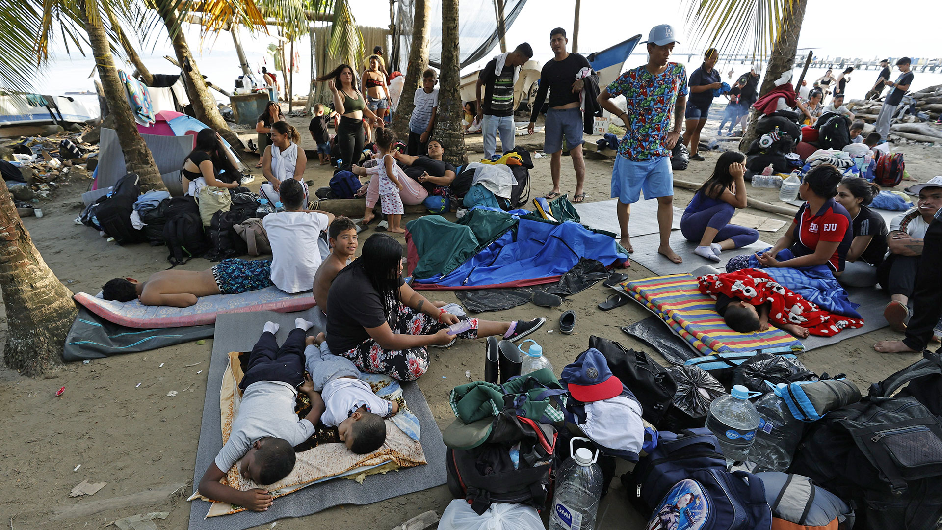 Migrantes esperan para abordar una lancha hacia la frontera con Panamá, el 6 de octubre de 2022, en Necocli (Colombia) (EFE/ Mauricio Dueñas Castañeda)
