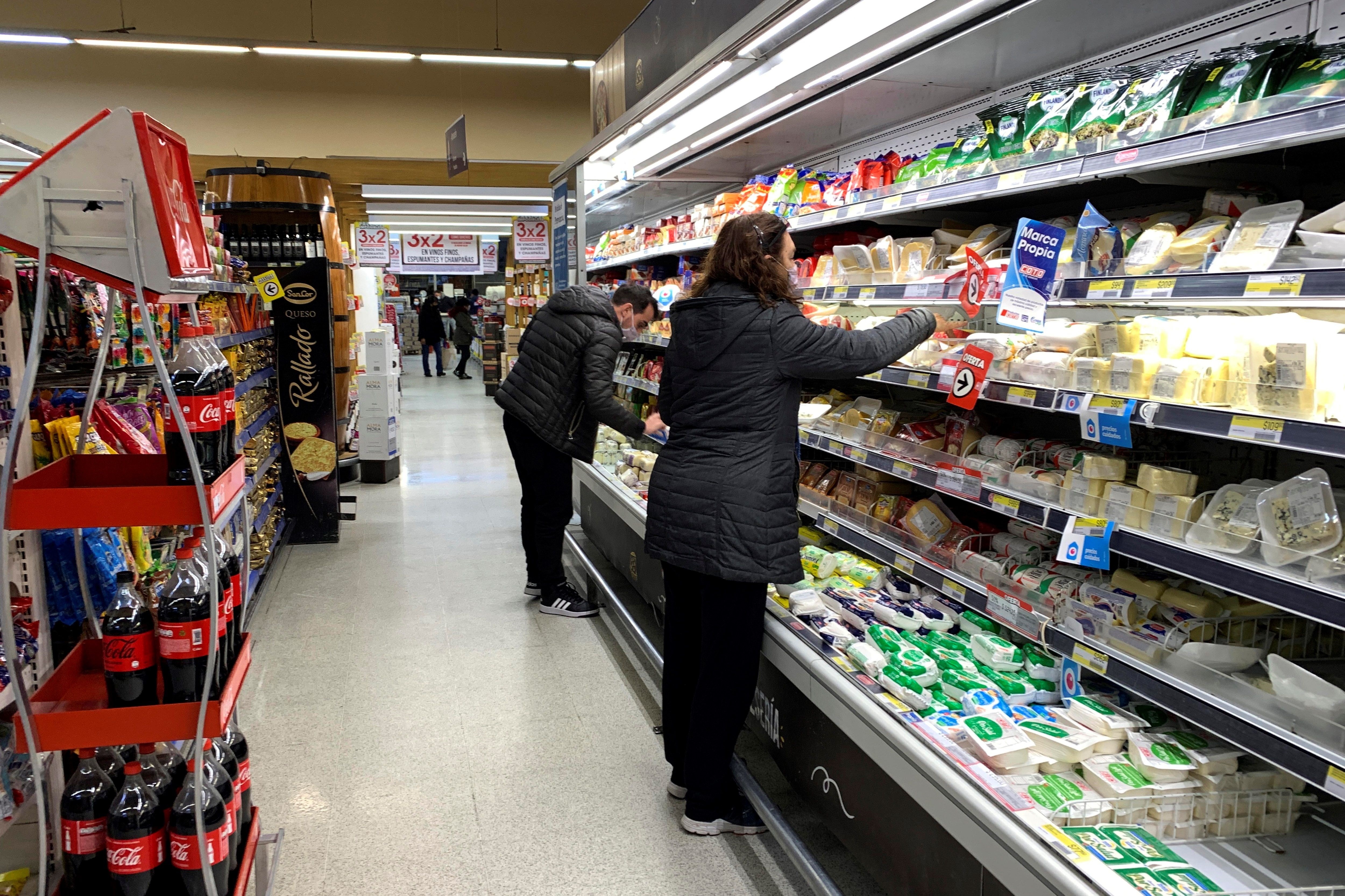 Fotografía de personas revisando precios de productos en un supermercado hoy, en Buenos Aires (Argentina). EFE/ Demian Alday Estévez
