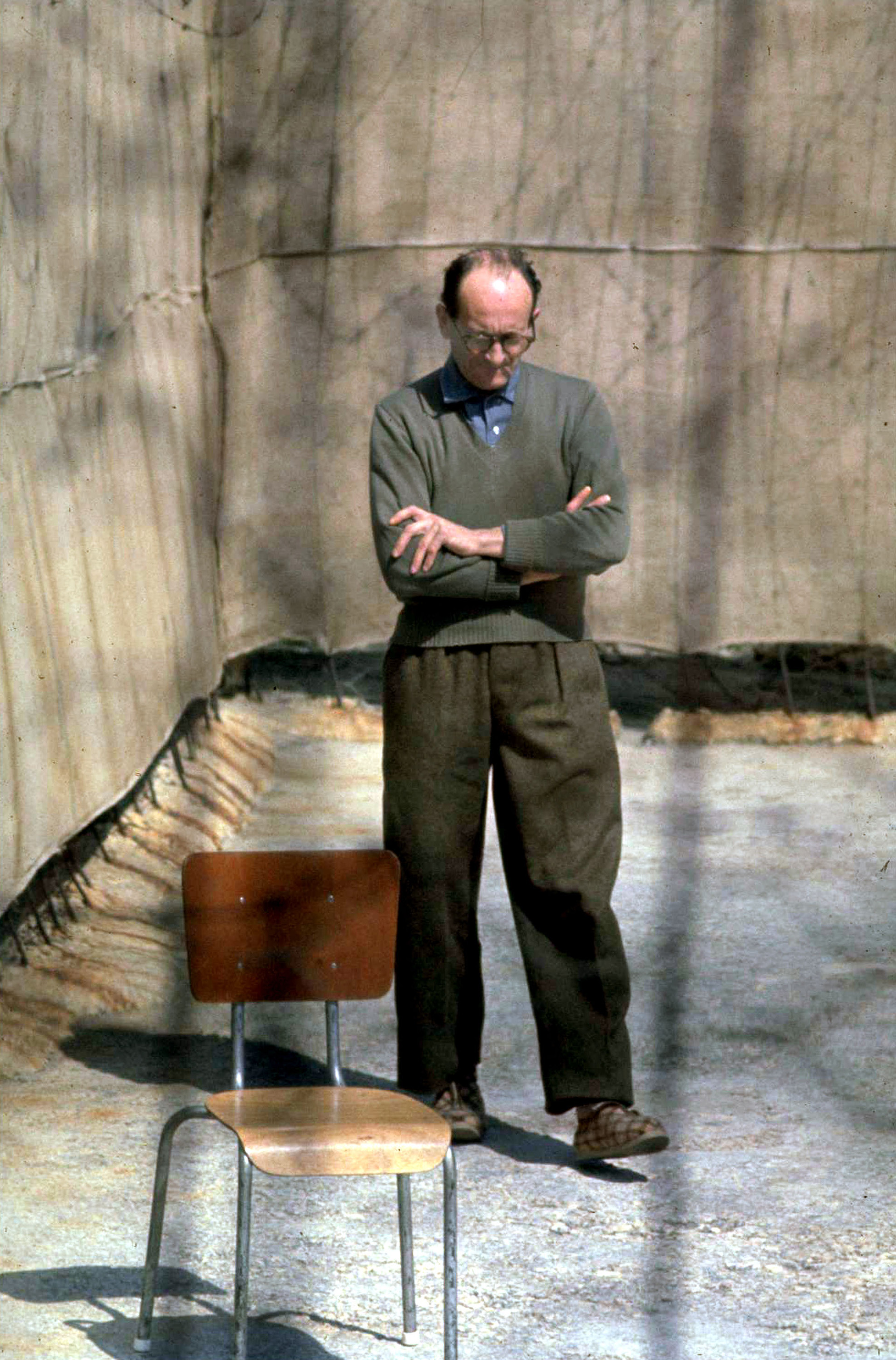 El criminal nazi Adolf Eichmann (1906 - 1962) en la prisión de Israel, luego de ser capturado por el Mossad en la Argentina (John Milli/GPO via Getty Images)