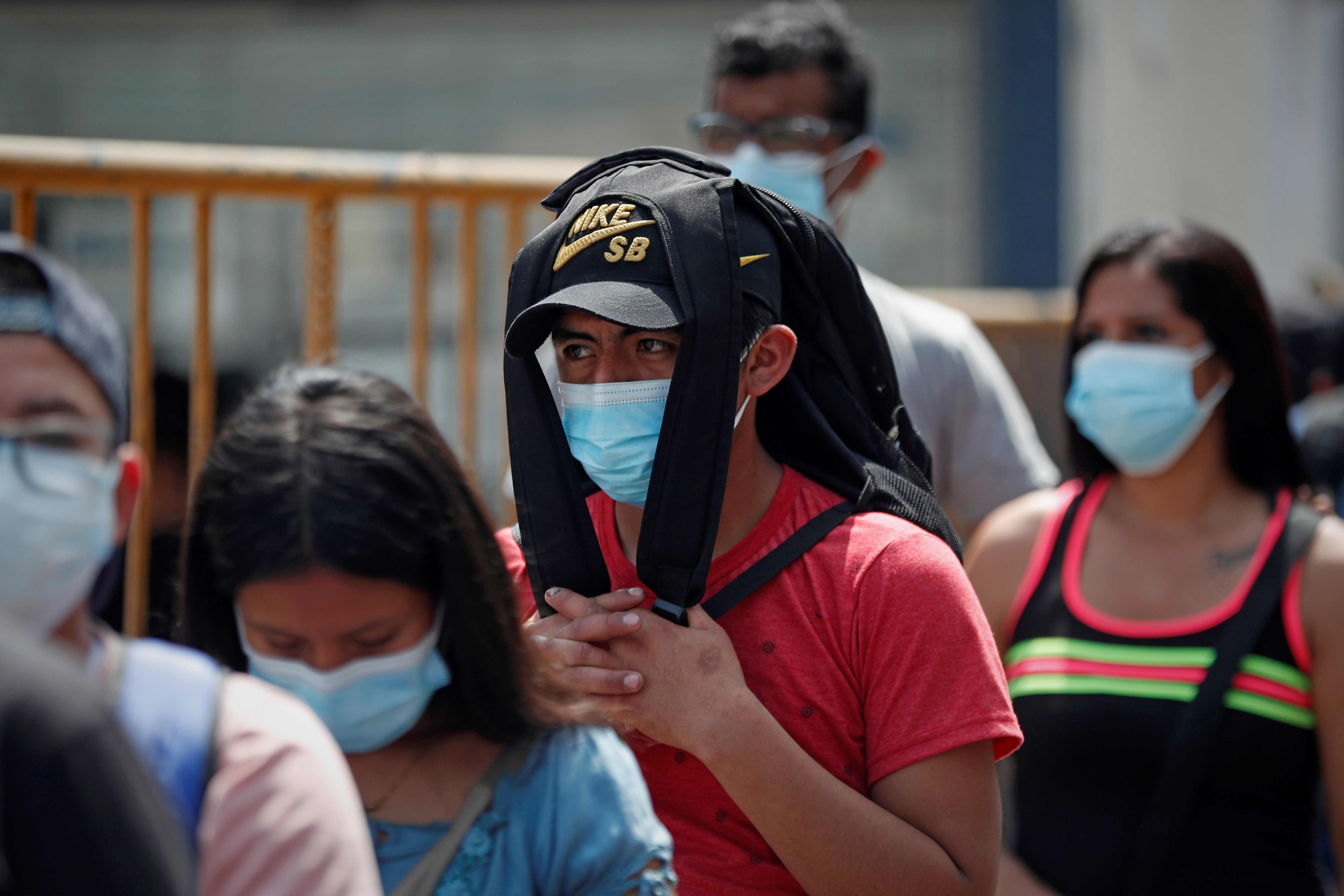 Largas colas para realizarse pruebas para detectar la COVID-19 en Lima. | Foto: EFE/ Paolo Aguilar